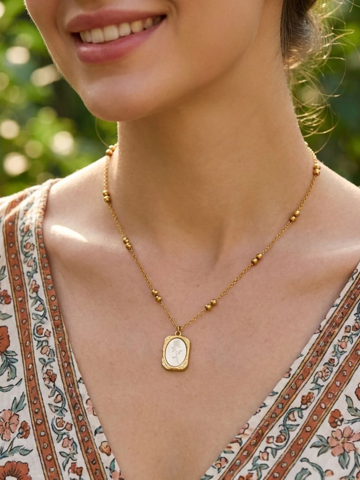 Collier pendentif fleur rose sur chaîne perlée blanche - Image 2