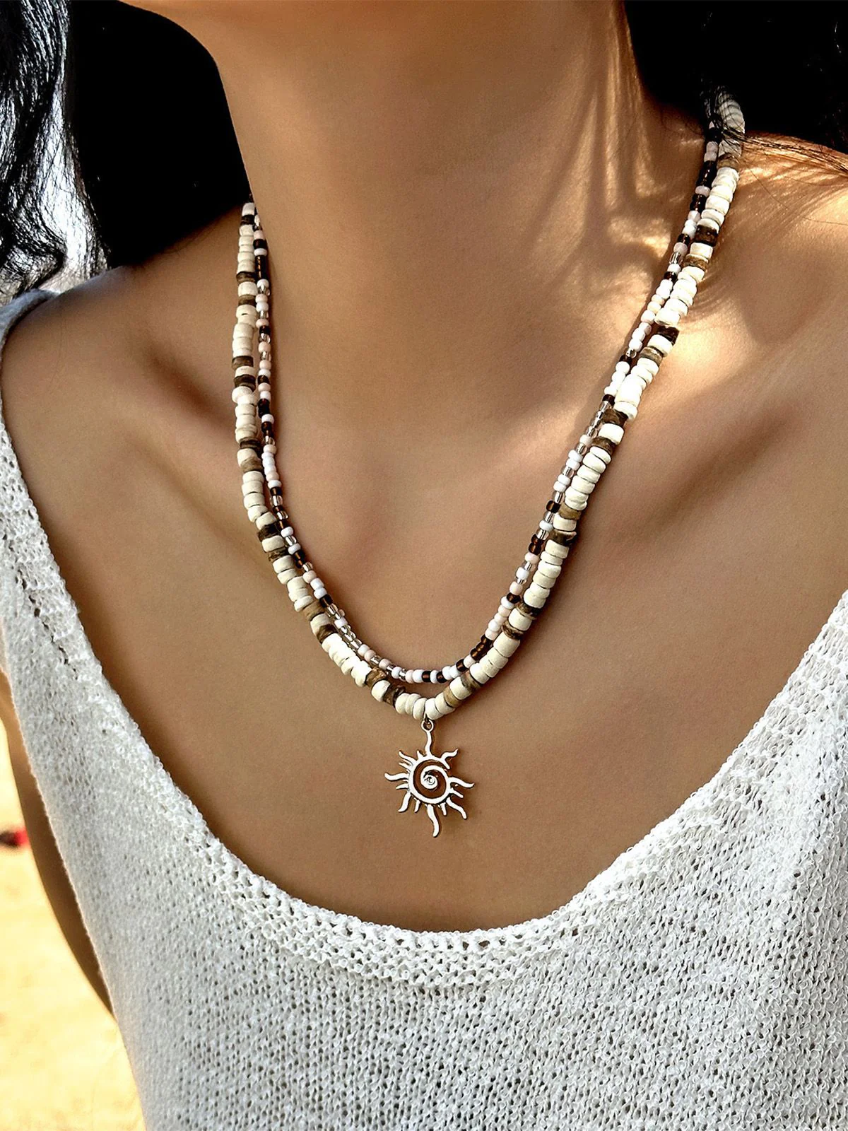 Collier plusieurs rangs pendentif soleil perles blanches et brunes - Image 4