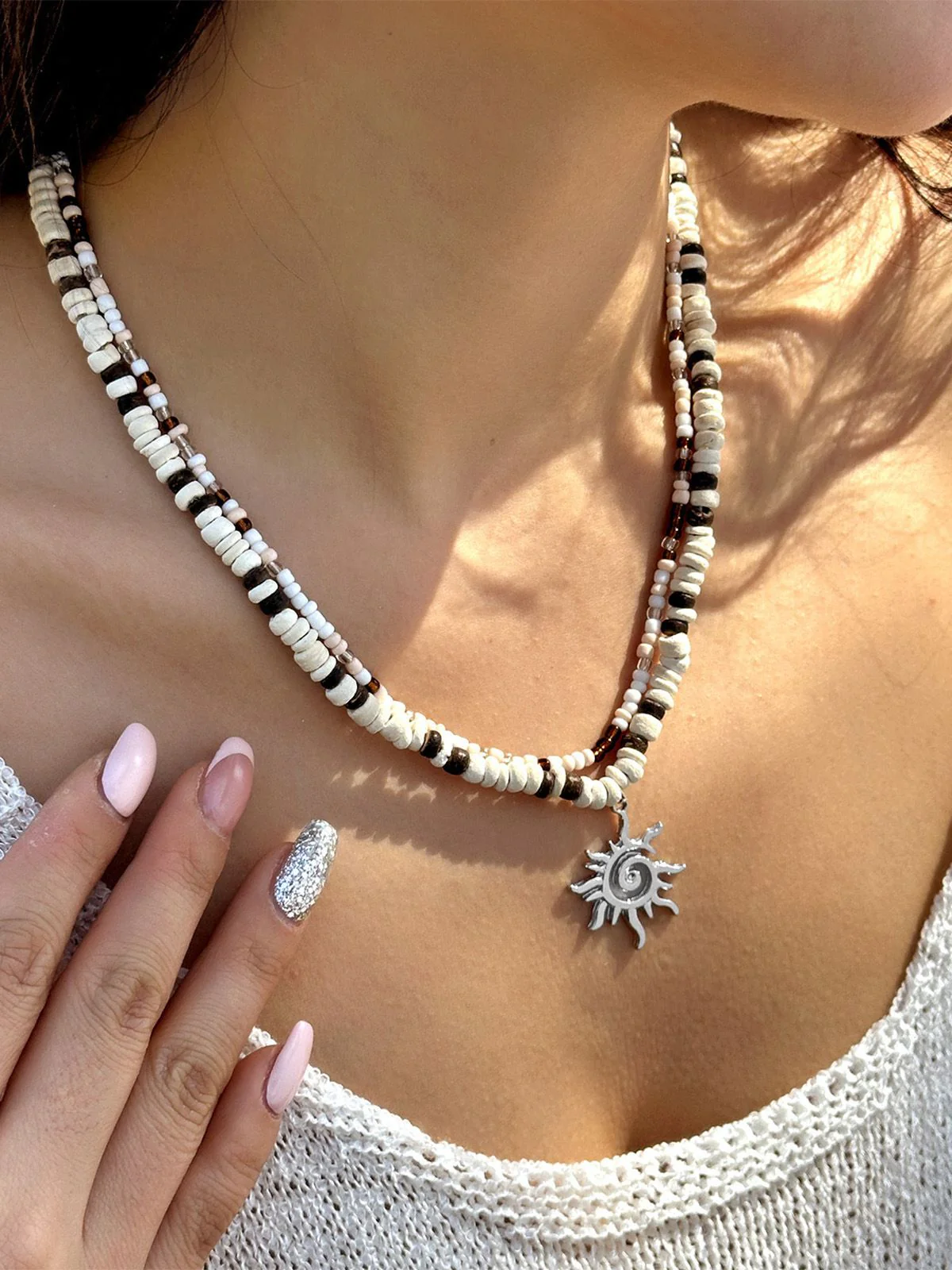 Collier plusieurs rangs pendentif soleil perles blanches et brunes - Image 5
