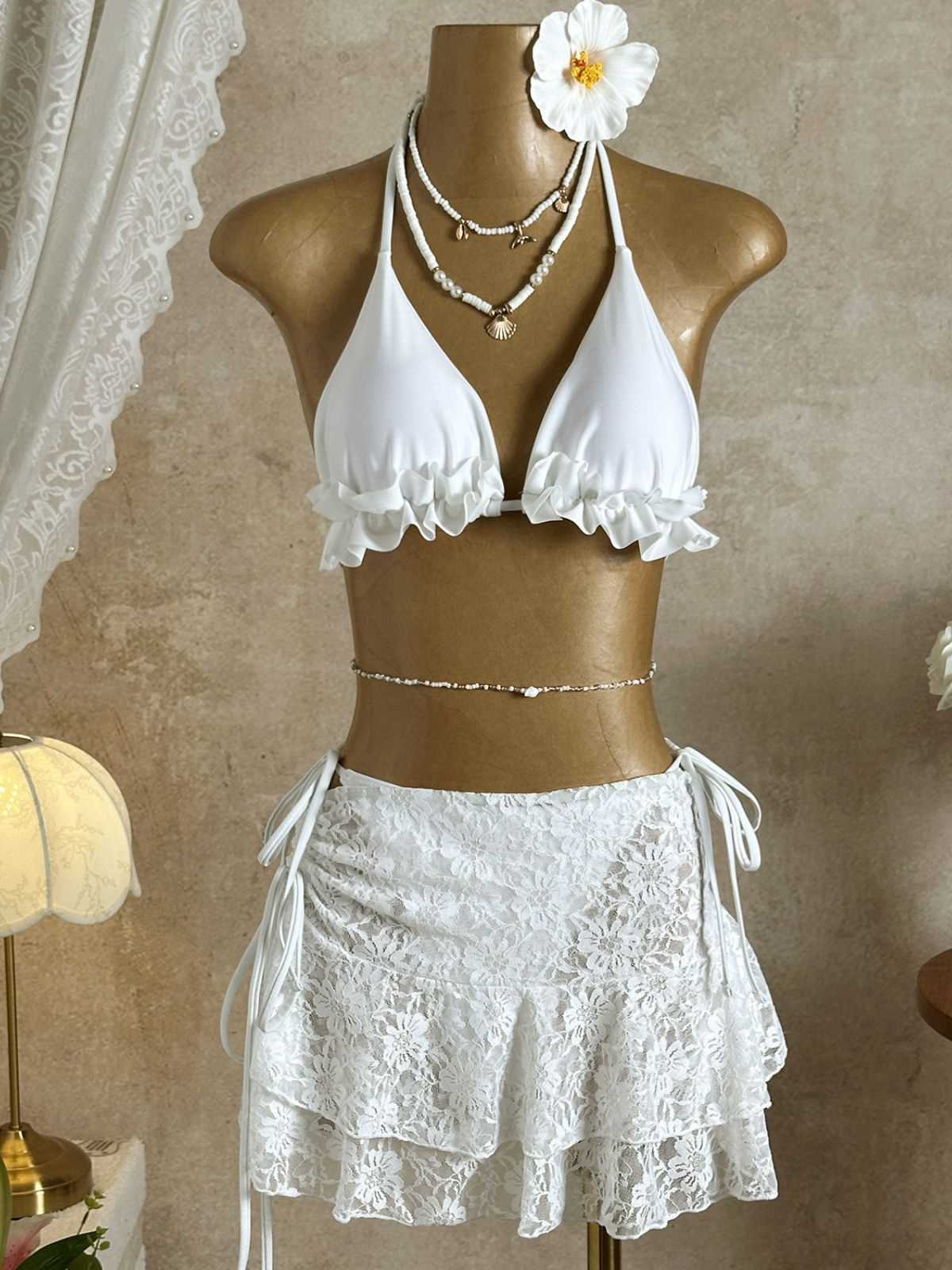 Ensemble bikini col halter et cache-maillot fleurie années 1960 - Image 11