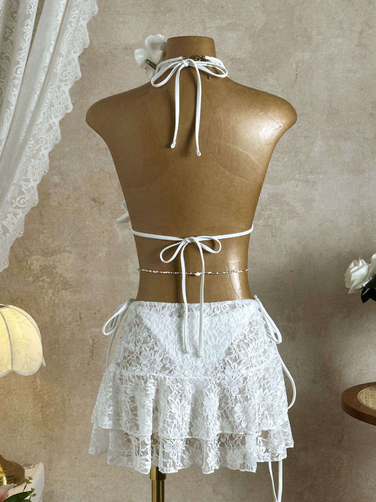 Ensemble bikini col halter et cache-maillot fleurie années 1960 - Image 12
