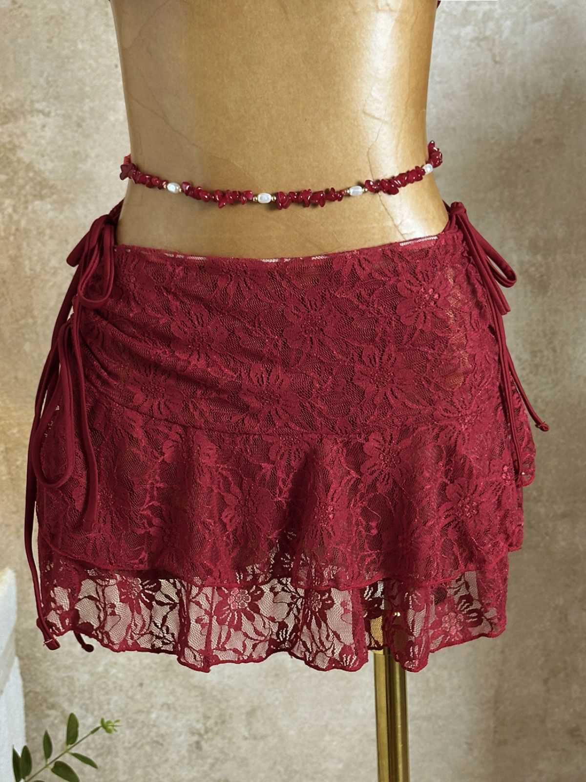 Ensemble bikini col halter et cache-maillot fleurie années 1960 - Image 5