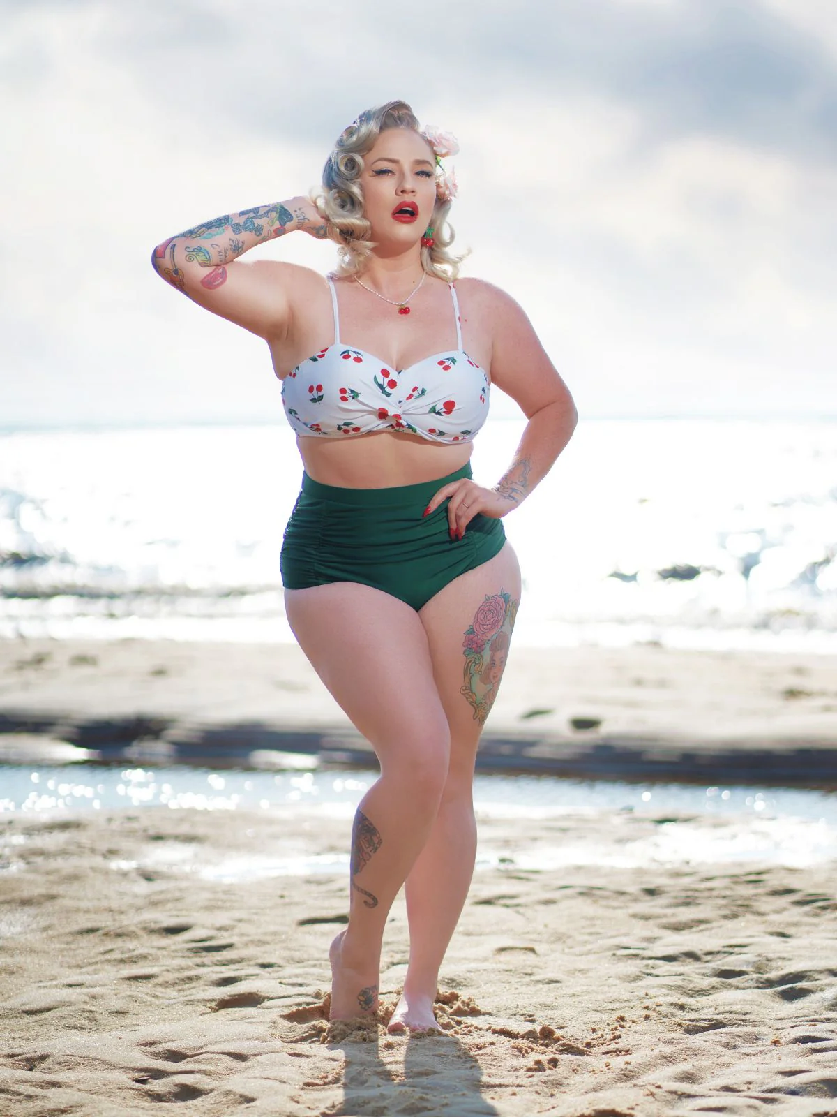 Ensemble de bikini taille haute à bretelles cerises 1950s - Image 3