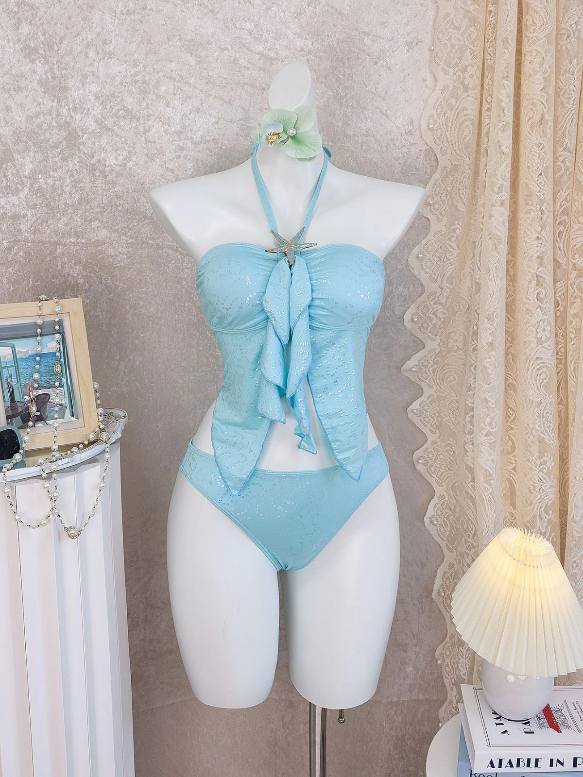 Ensemble tankini bleu ciel bretelles volants nœud et paillettes années 1950 - Image 7