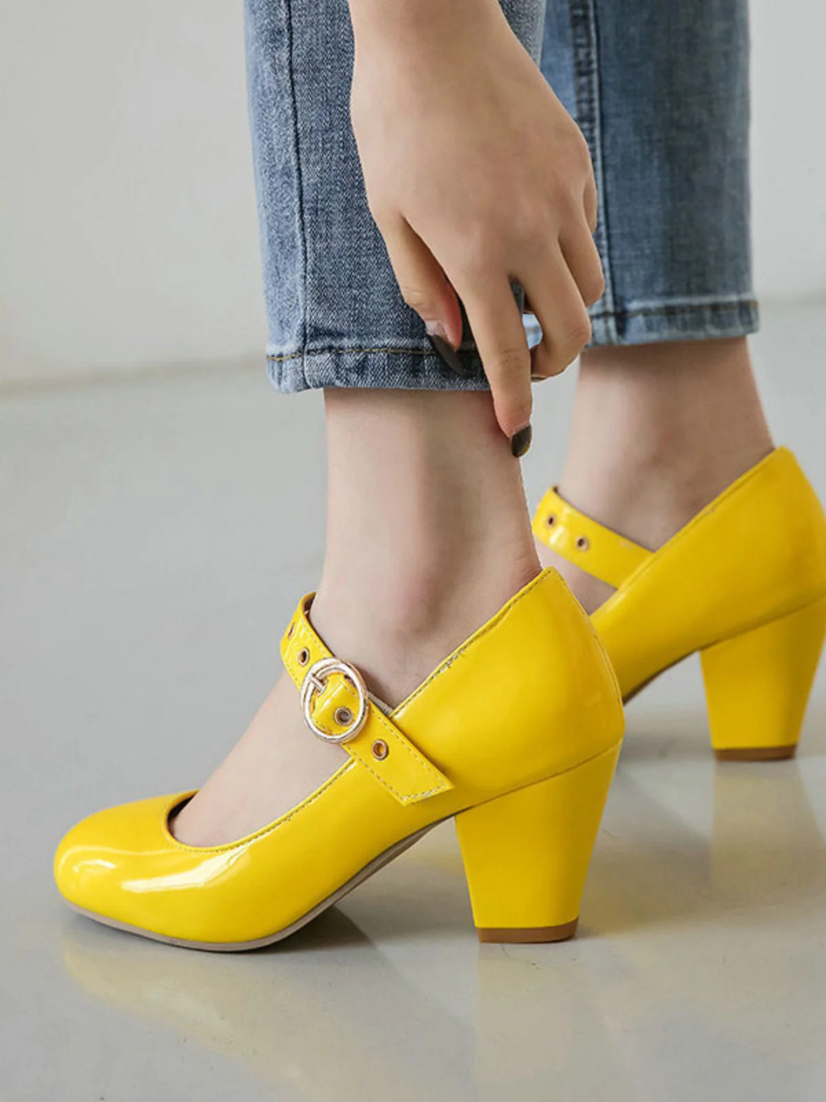 Escarpins à talons hauts en cuir verni à bout rond et boucle - Image 8