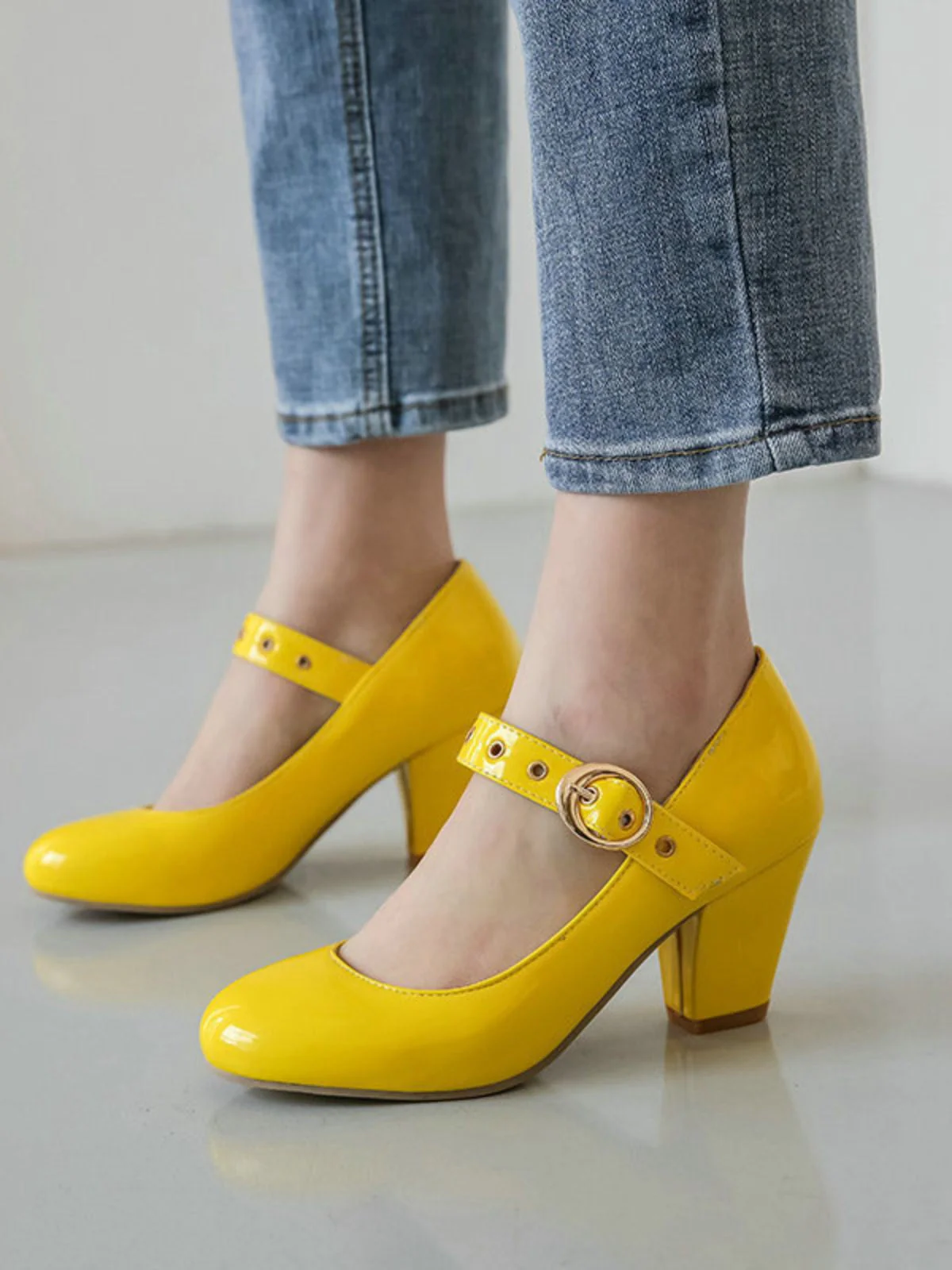 Escarpins à talons hauts en cuir verni à bout rond et boucle - Image 9