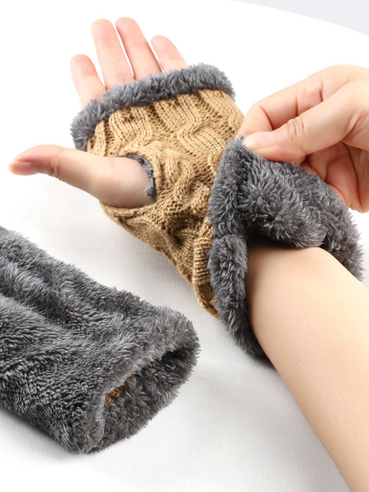 Gants d'hiver tricotés sans doigts avec bordure en fausse fourrure - Image 9