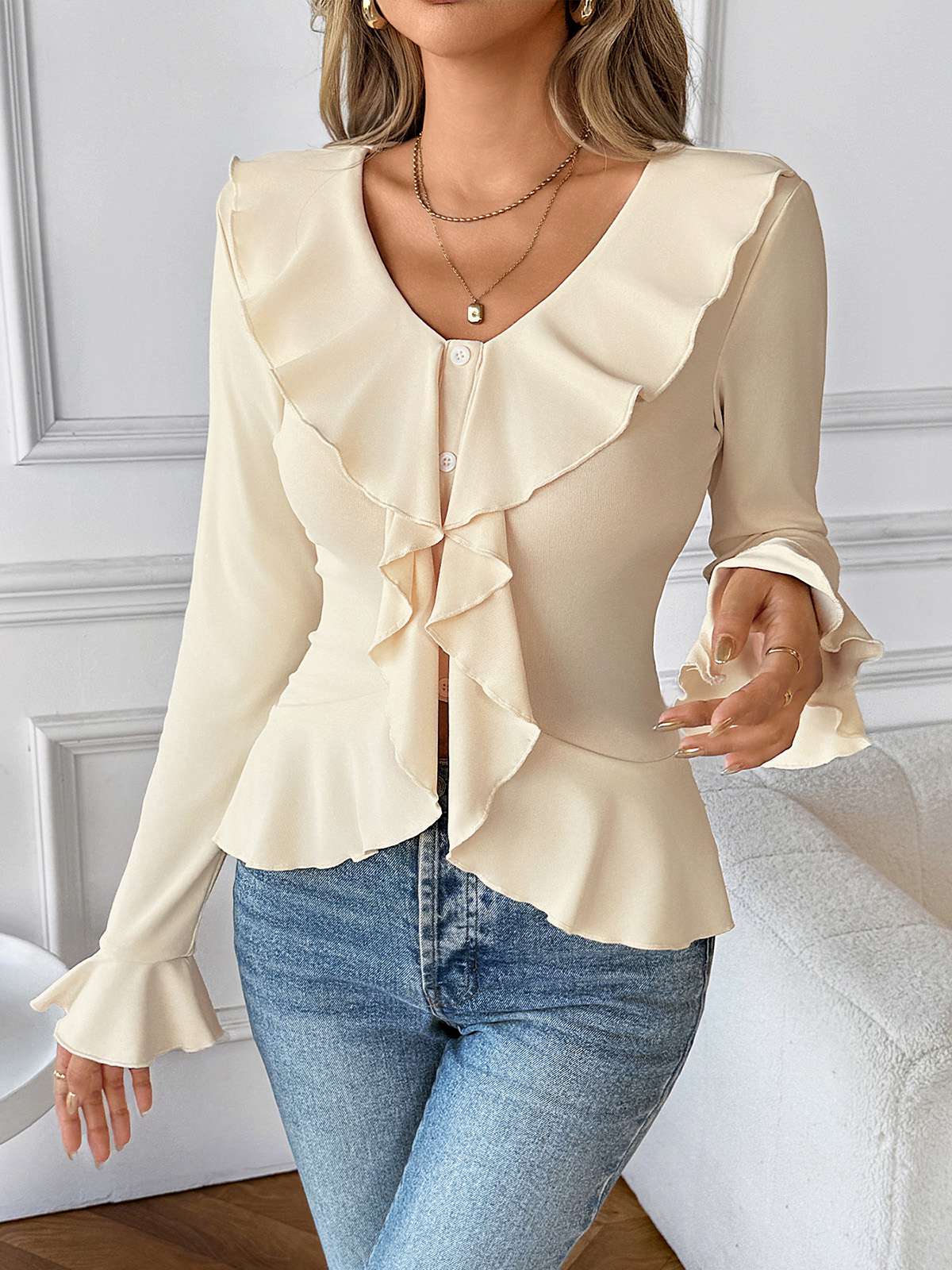Haut beige uni à col à revers et volants années 1950
