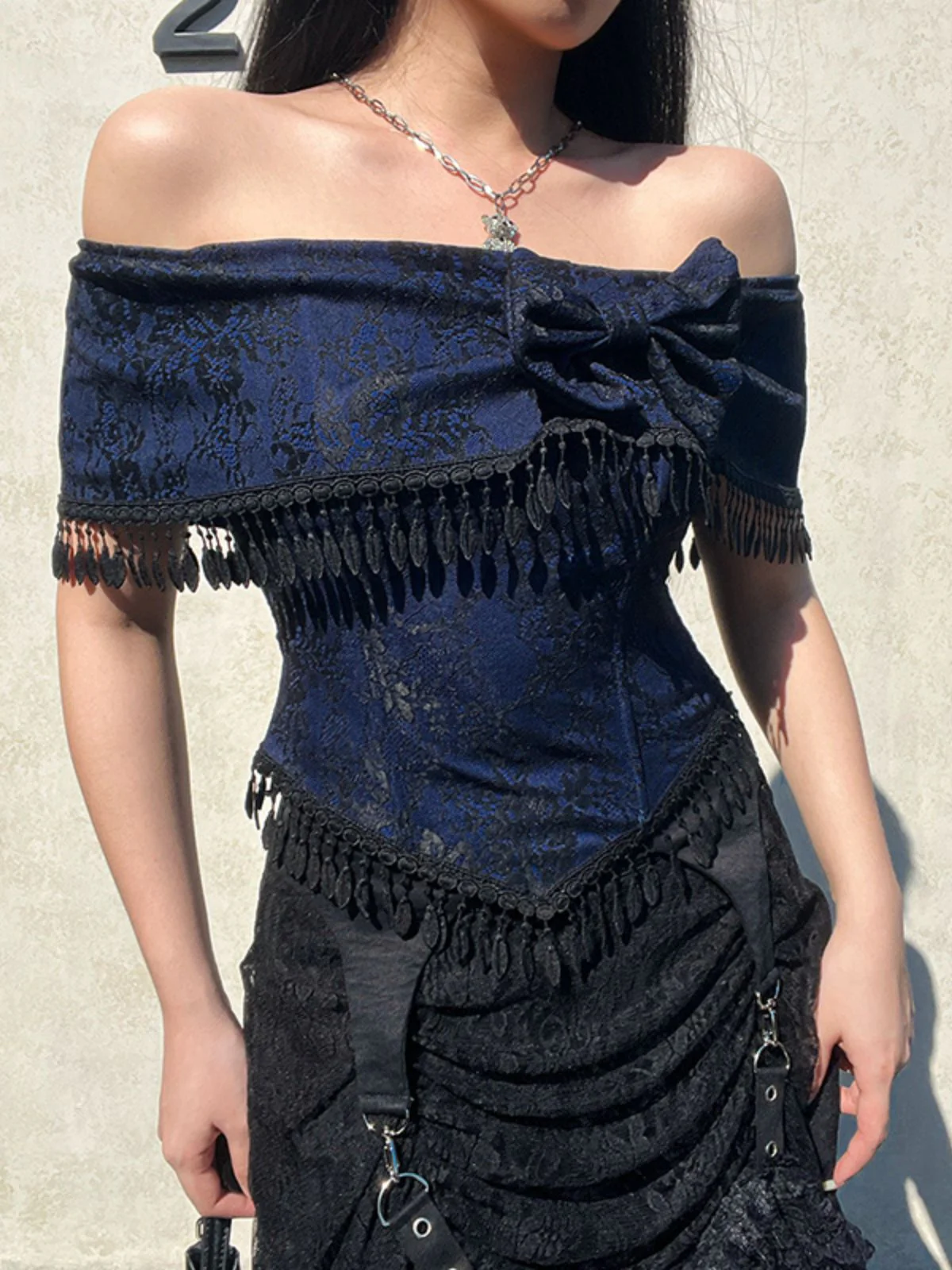 Haut bleu foncé épaules dénudées et pompons en dentelle des années 1930 - Image 10
