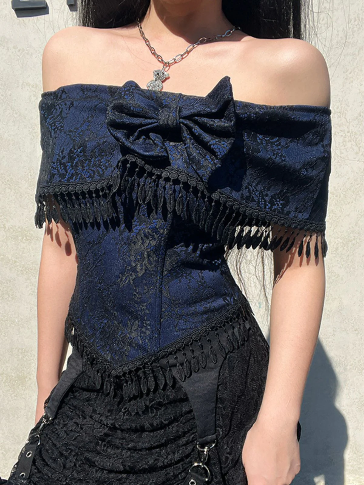 Haut bleu foncé épaules dénudées et pompons en dentelle des années 1930 - Image 11