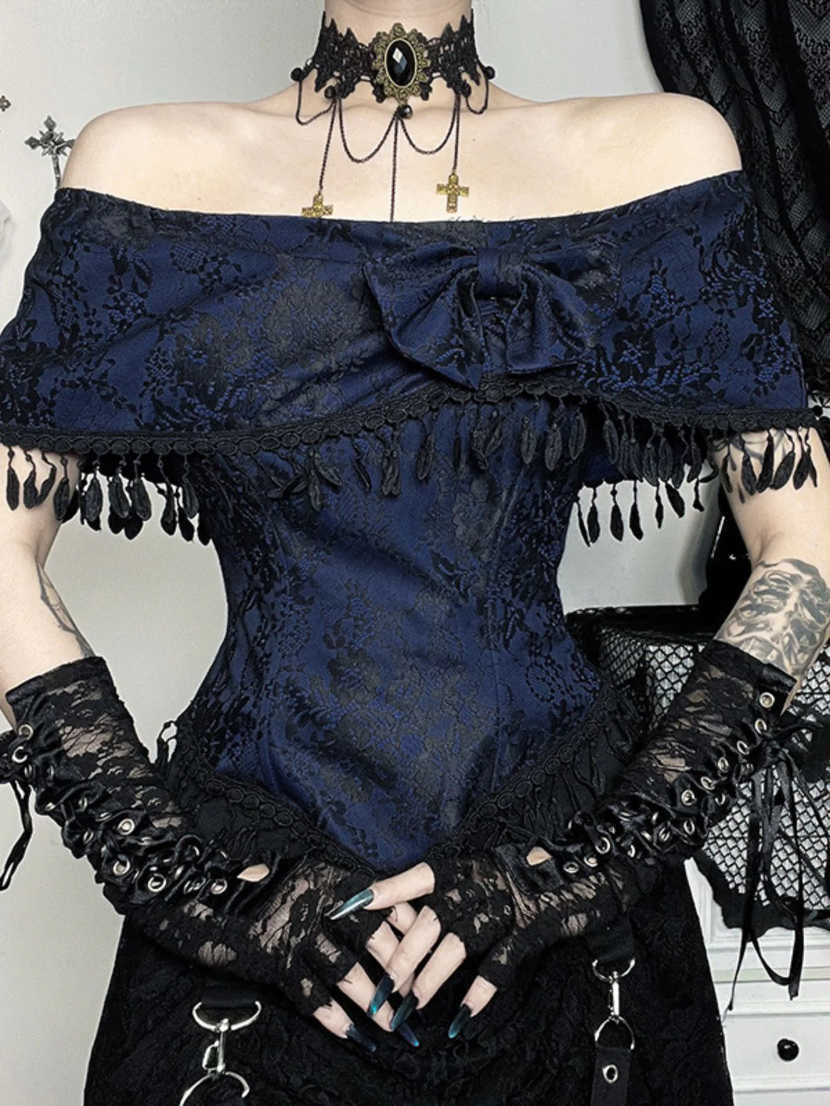 Haut bleu foncé épaules dénudées et pompons en dentelle des années 1930 - Image 12