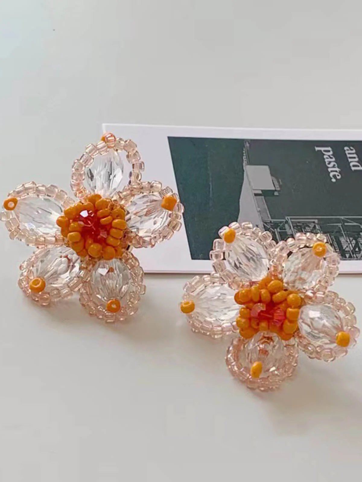 Jolies boucles d'oreilles à tige avec perles et fleurs - Image 2