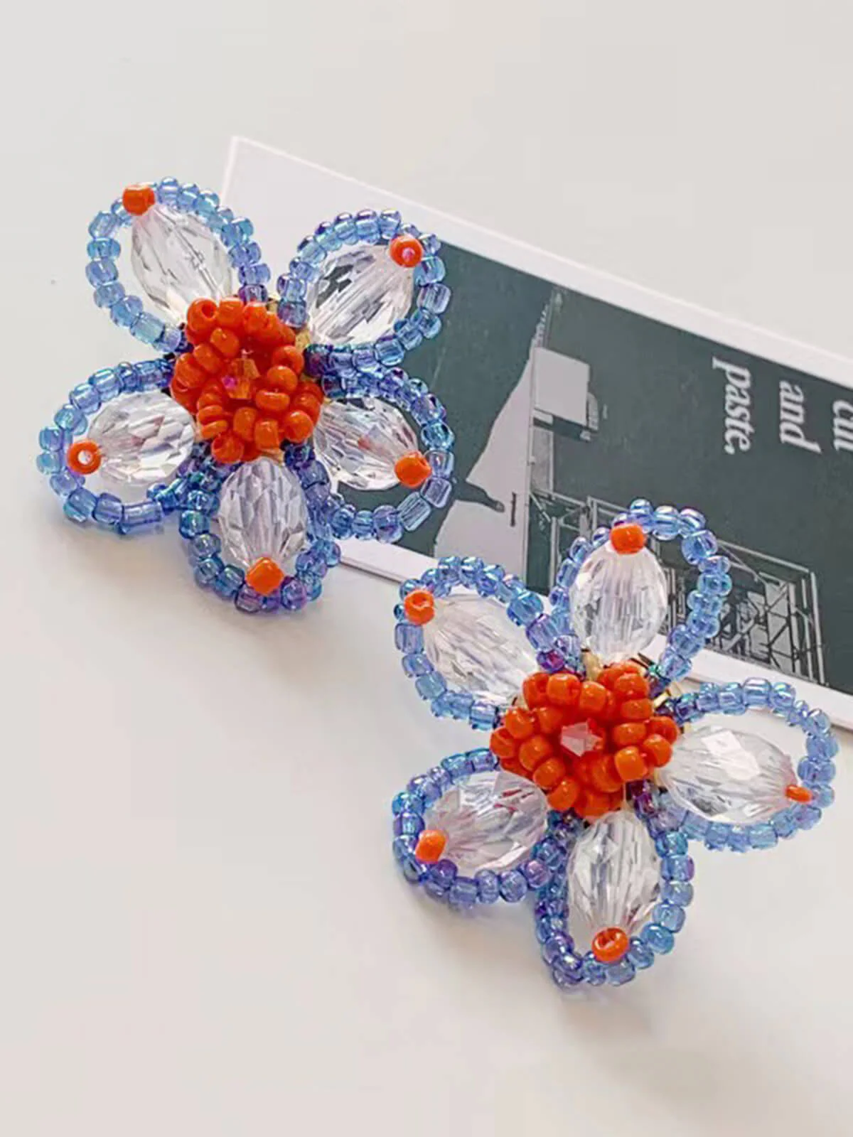 Jolies boucles d'oreilles à tige avec perles et fleurs - Image 3