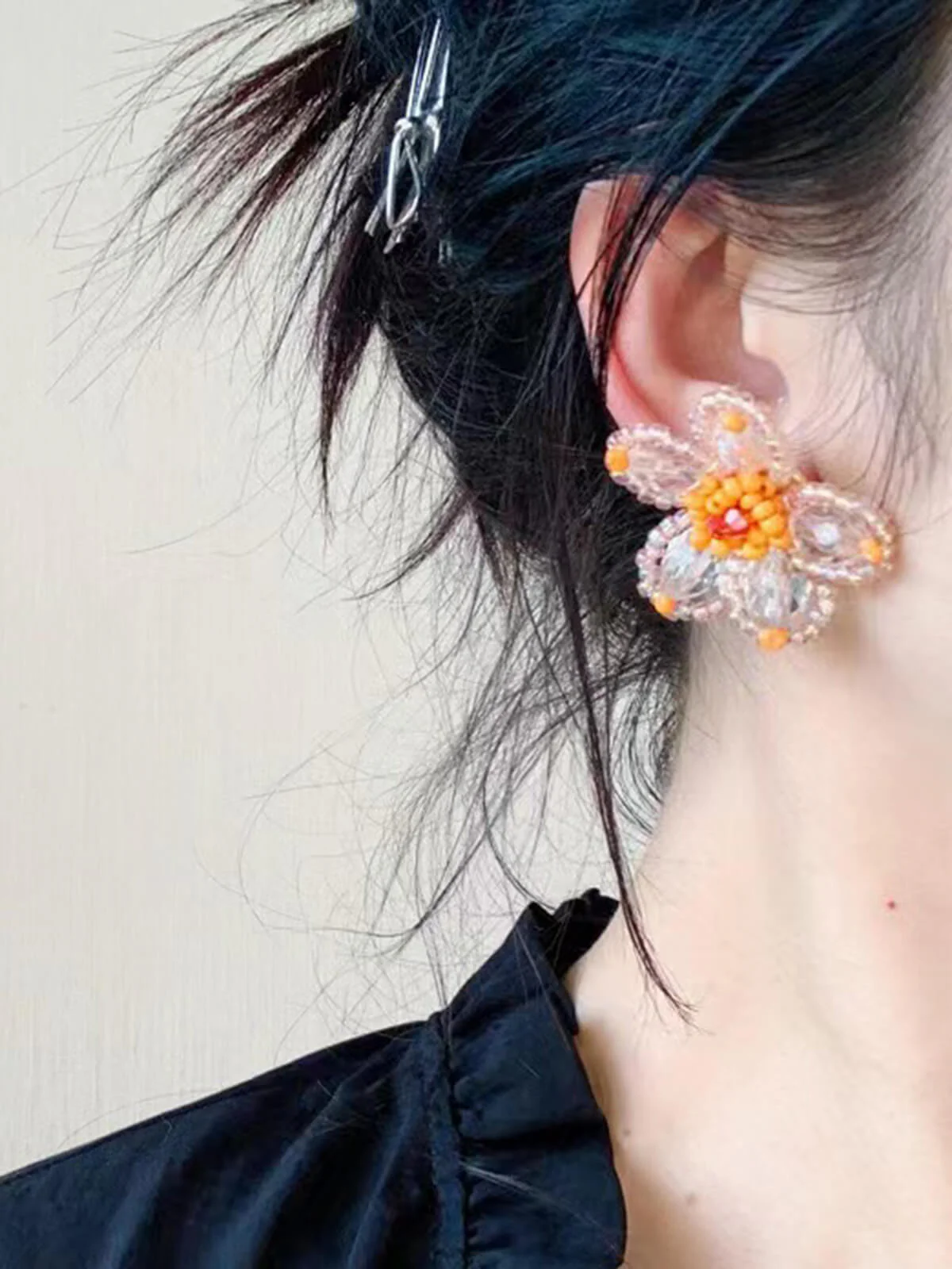 Jolies boucles d'oreilles à tige avec perles et fleurs - Image 4