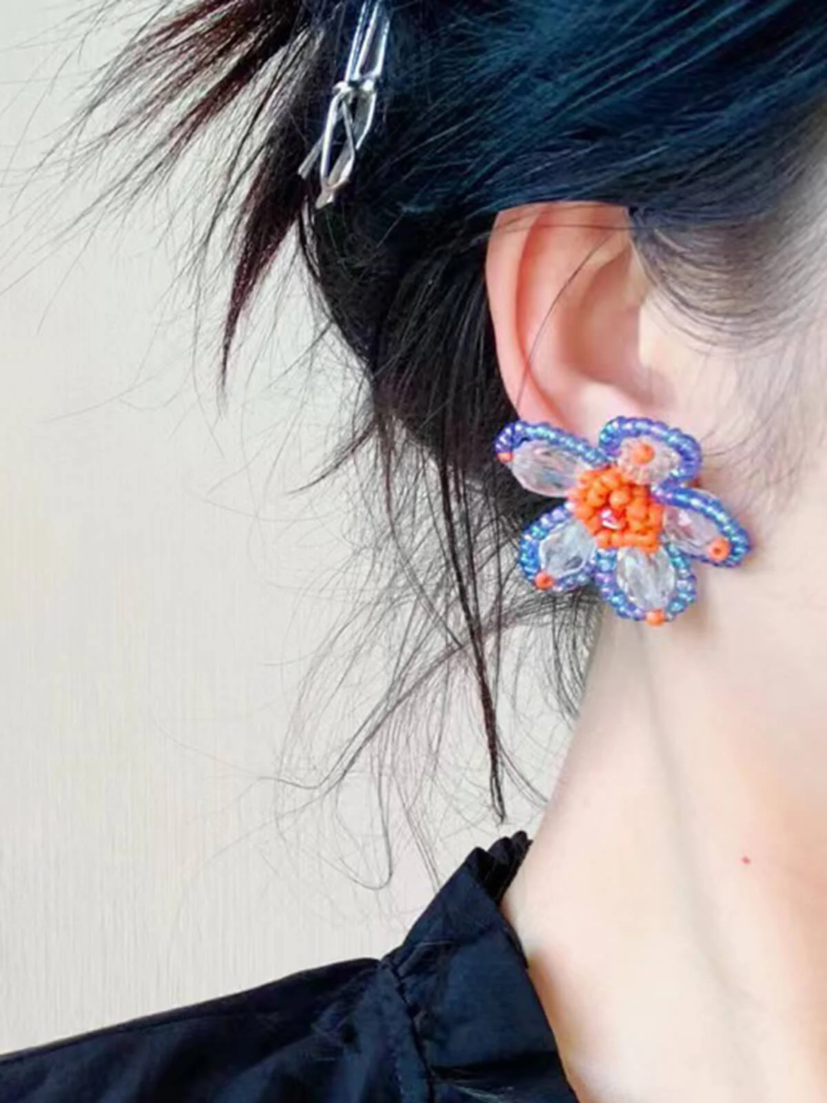 Jolies boucles d'oreilles à tige avec perles et fleurs - Image 5