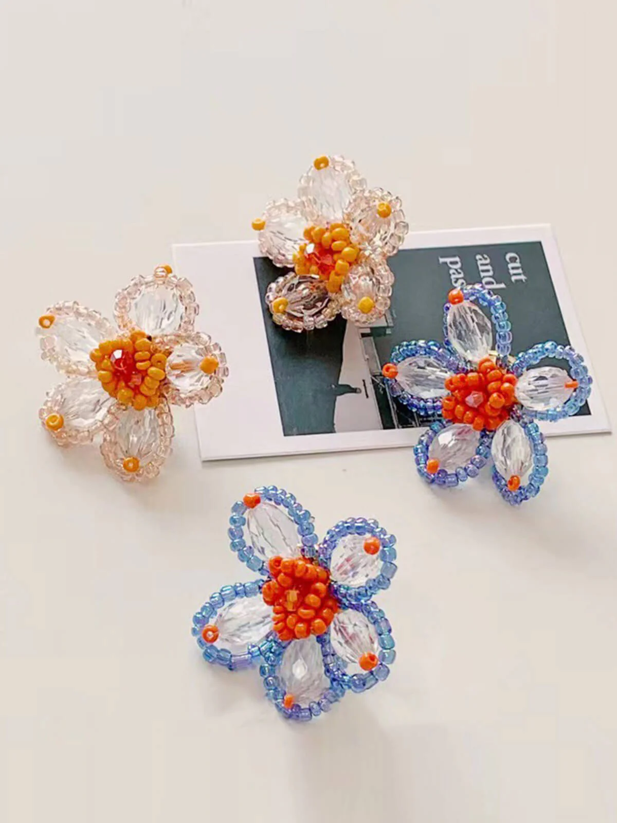 Jolies boucles d'oreilles à tige avec perles et fleurs - Image 6