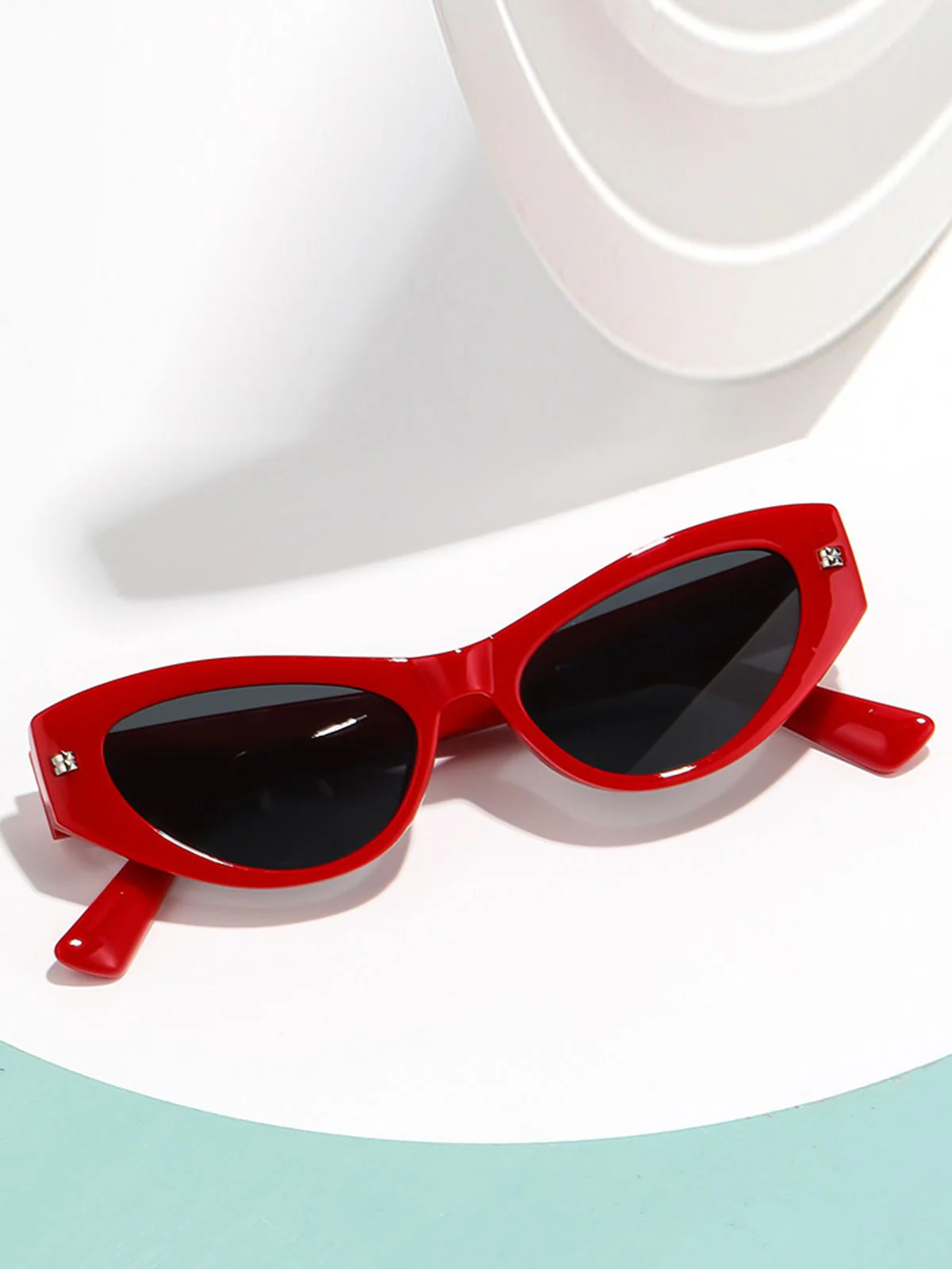 Lunettes de soleil rétro œil de chat rouges - Image 3