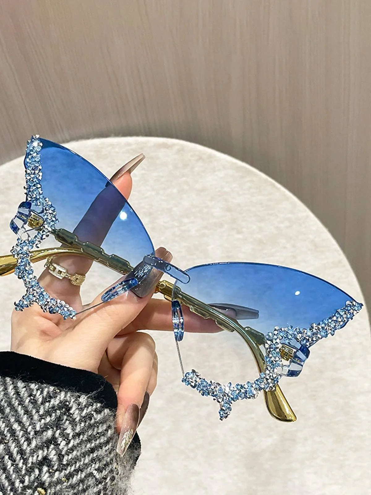 Lunettes soleil sans monture forme papillon verres dégradés - Image 2