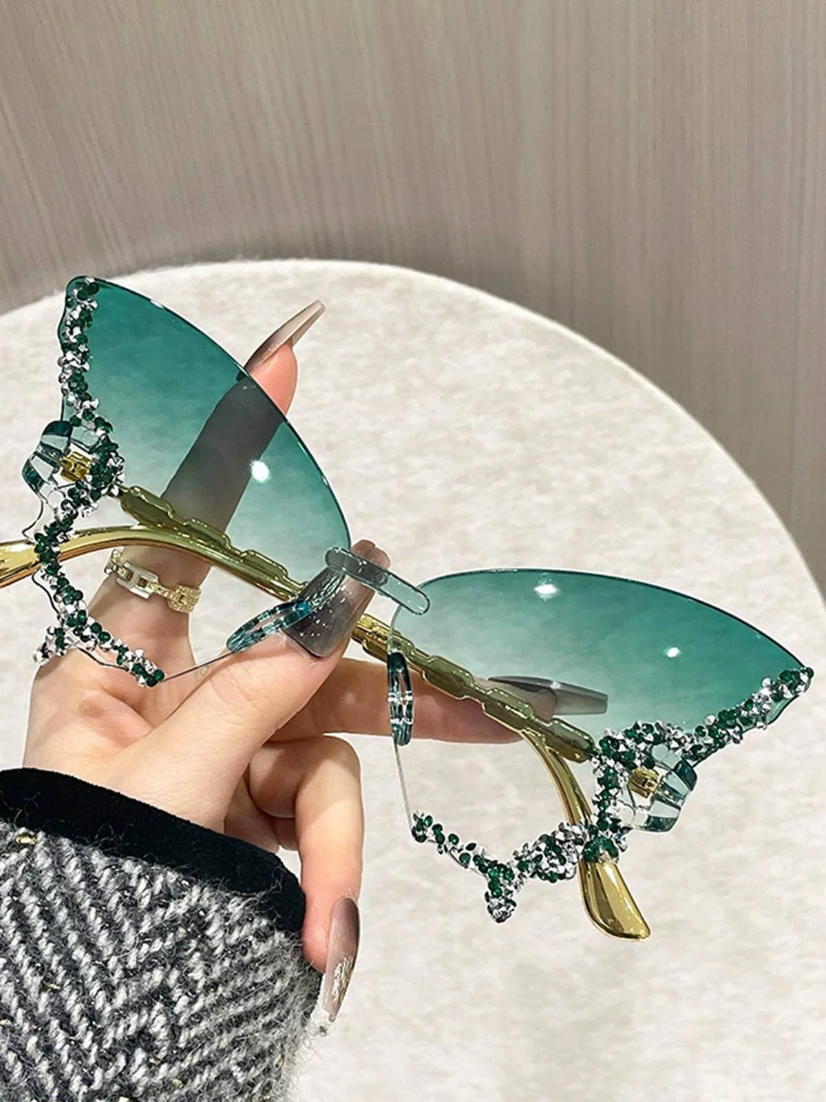 Lunettes soleil sans monture forme papillon verres dégradés - Image 3