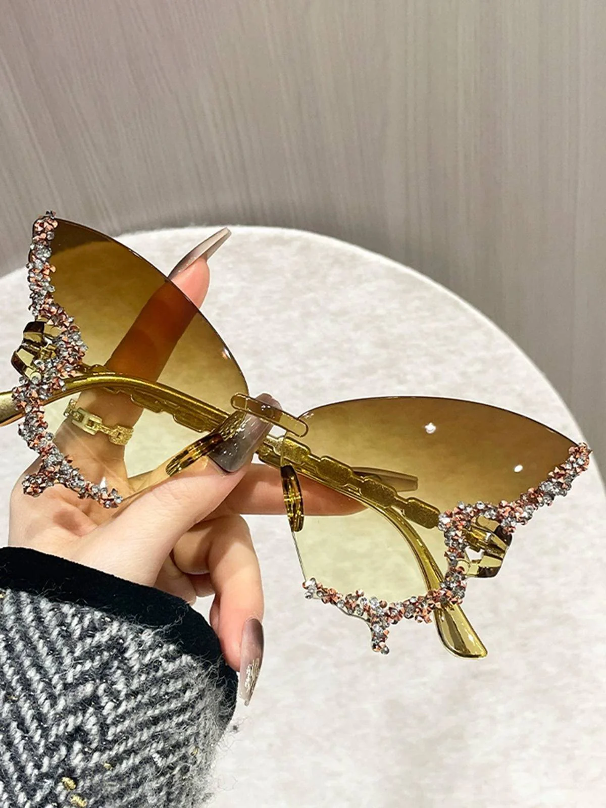 Lunettes soleil sans monture forme papillon verres dégradés - Image 4