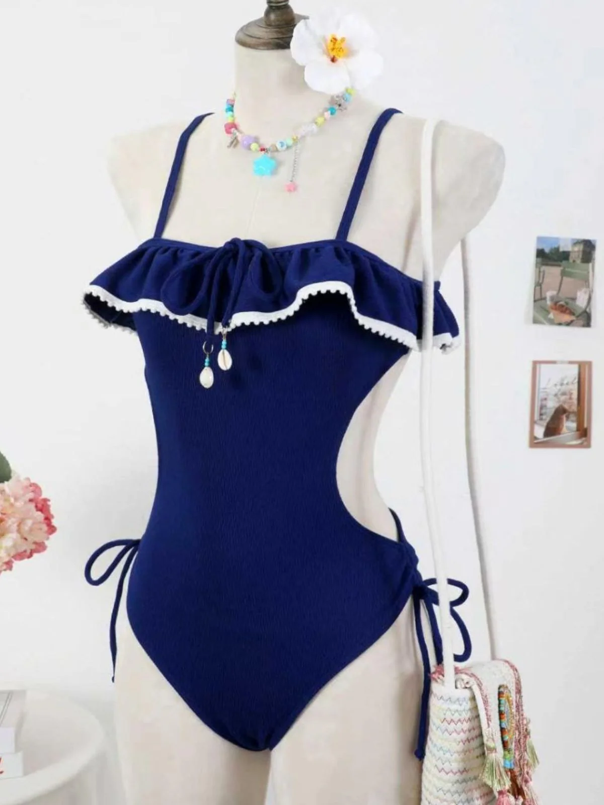 Maillot de bain une pièce bleu pendentif coquillage et volants années 1940 - Image 4