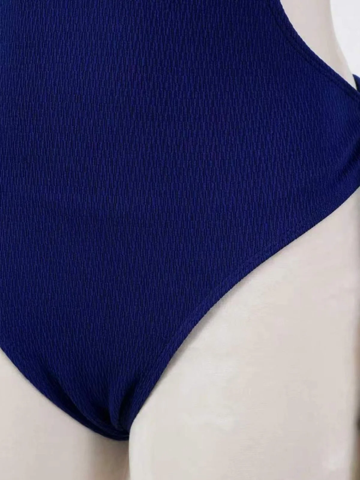 Maillot de bain une pièce bleu pendentif coquillage et volants années 1940 - Image 6