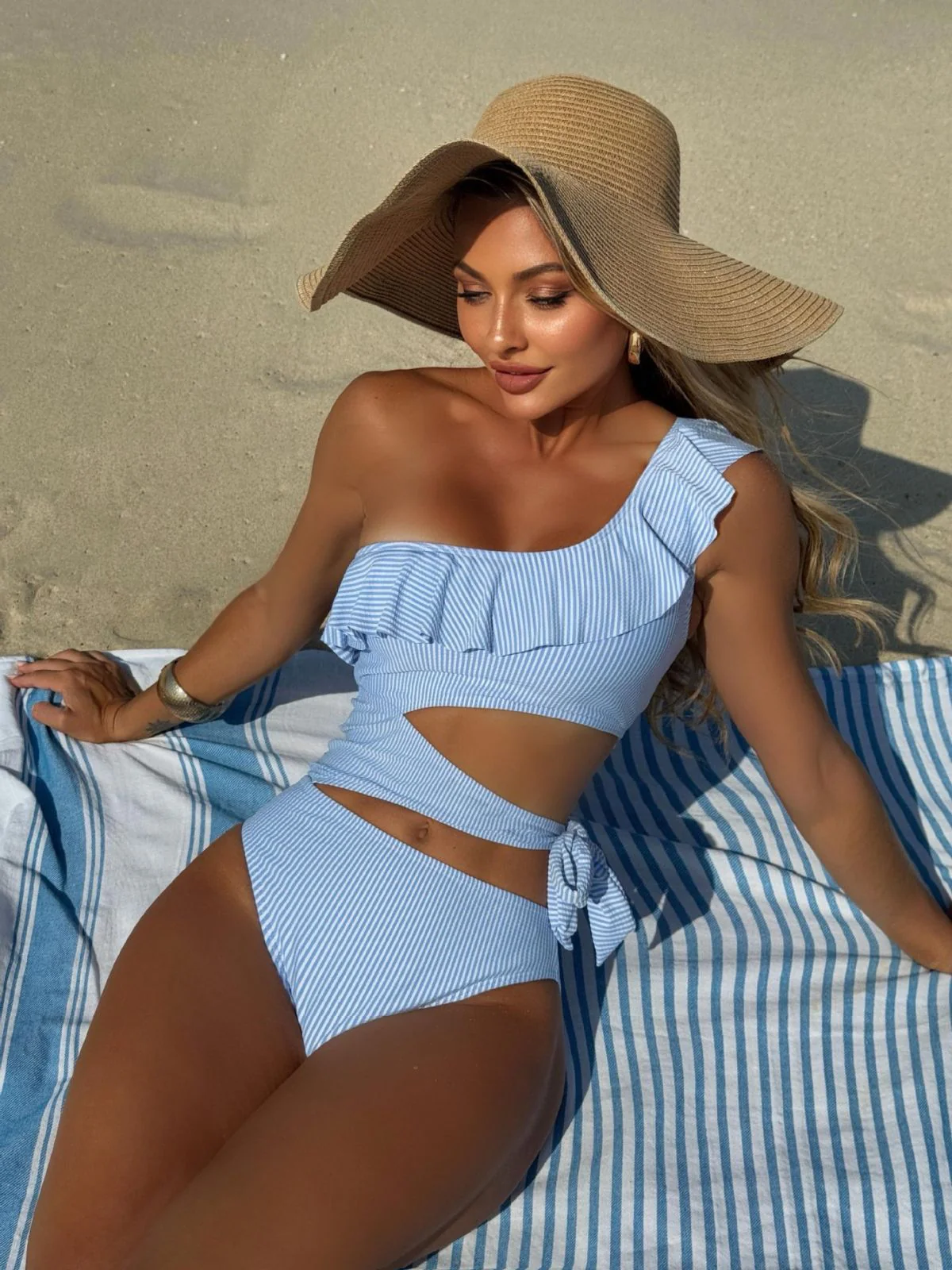 Maillot de bain une pièce bleu rayé asymétrique et ajouré années 1940 - Image 2