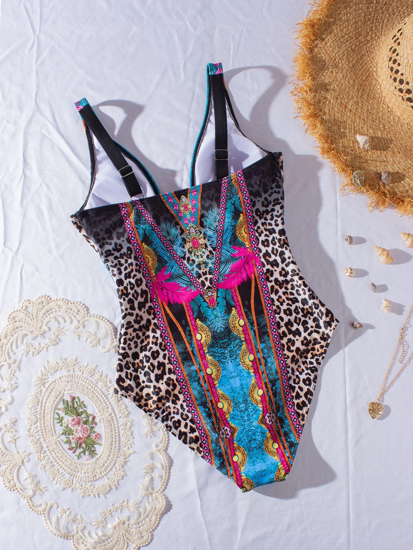 Maillot de bain une pièce motif léopard et décolleté plongeant en V années 80 - Image 7