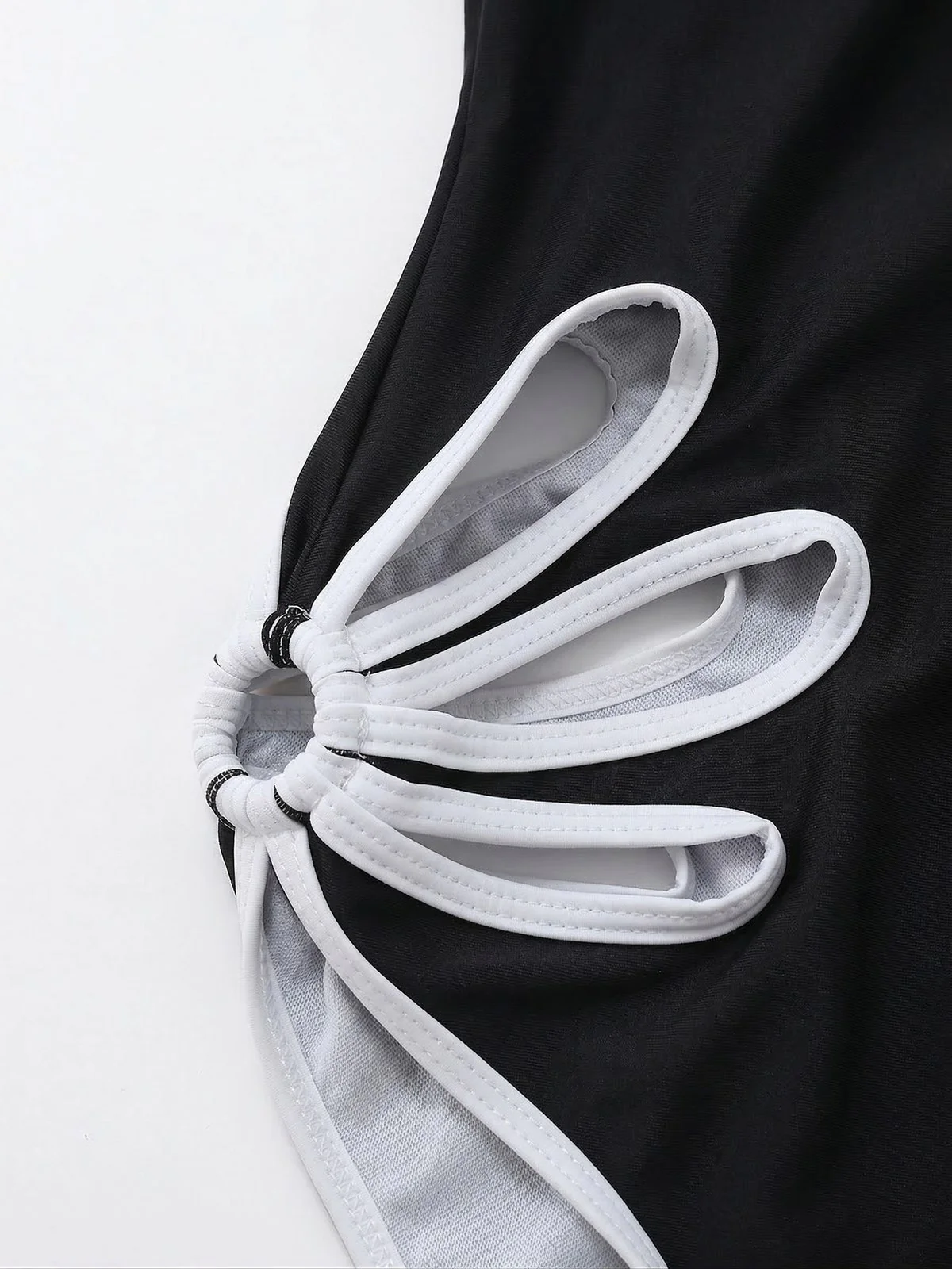 Maillot de bain une pièce noir à découpes florales années 1940 - Image 6