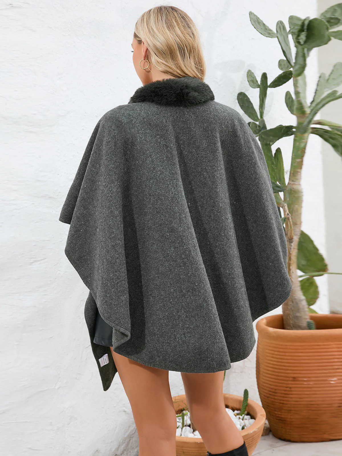 Manteau cape à col en fourrure solide des années 1950 - Image 5