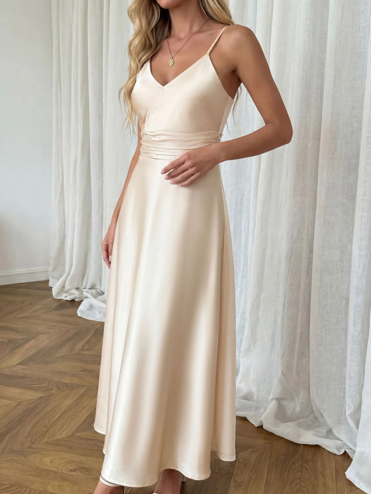 Maxi-robe satin couleur champagne col V et taille froncée années 1930 - Image 2