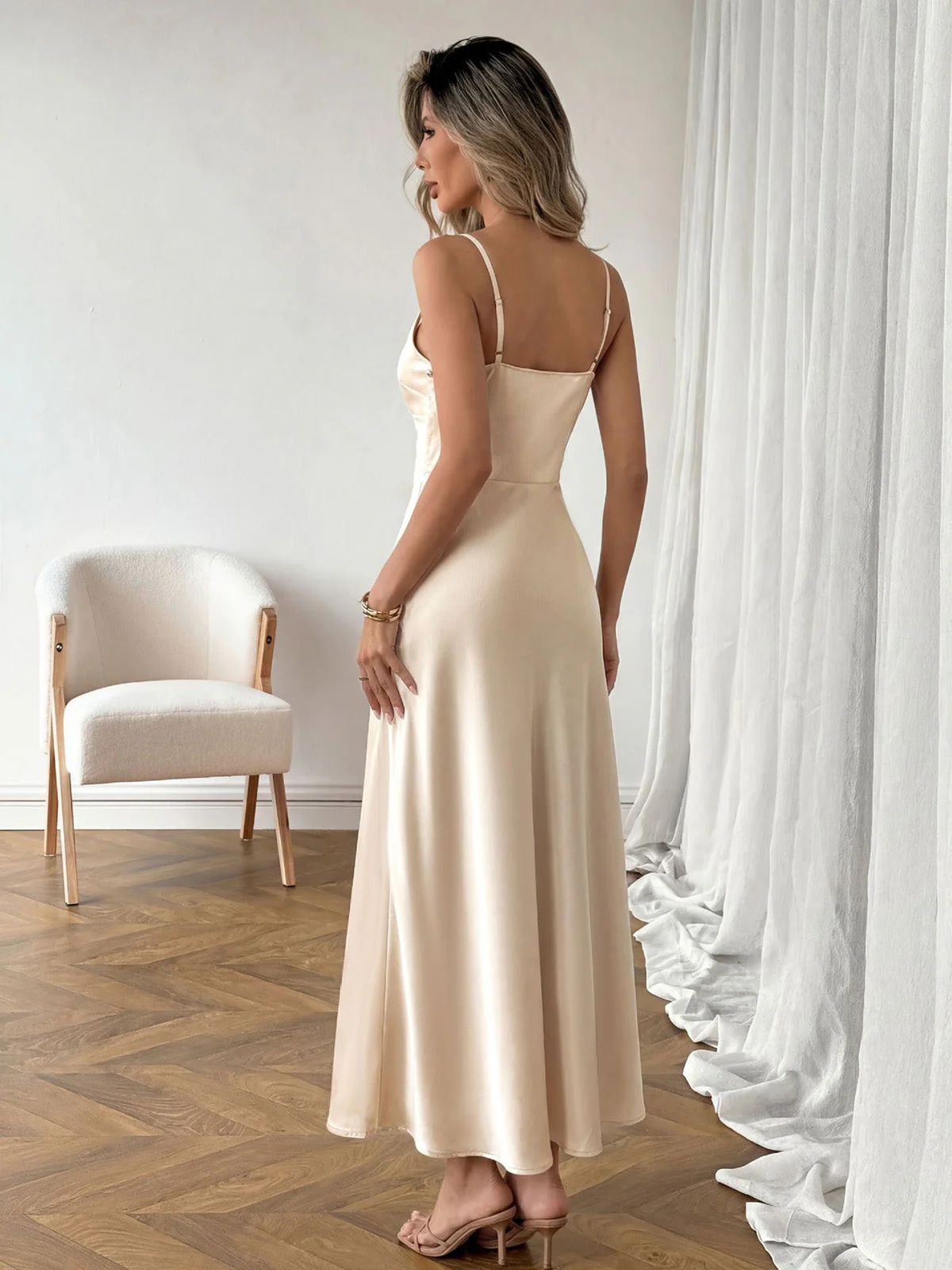 Maxi-robe satin couleur champagne col V et taille froncée années 1930 - Image 3
