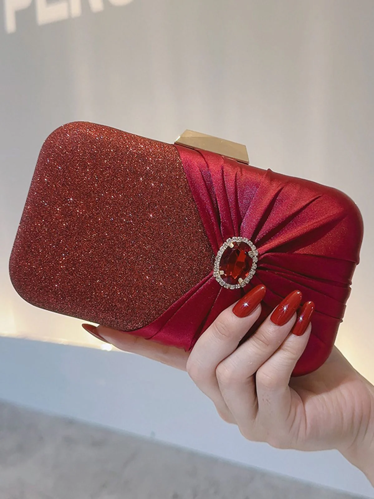 Pochette vintage en satin à paillettes et cristaux