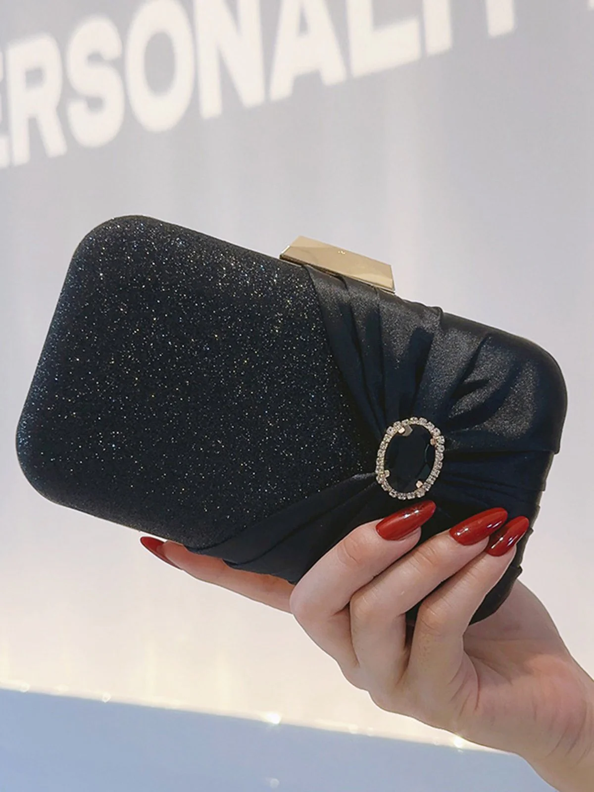Pochette vintage en satin à paillettes et cristaux - Image 2