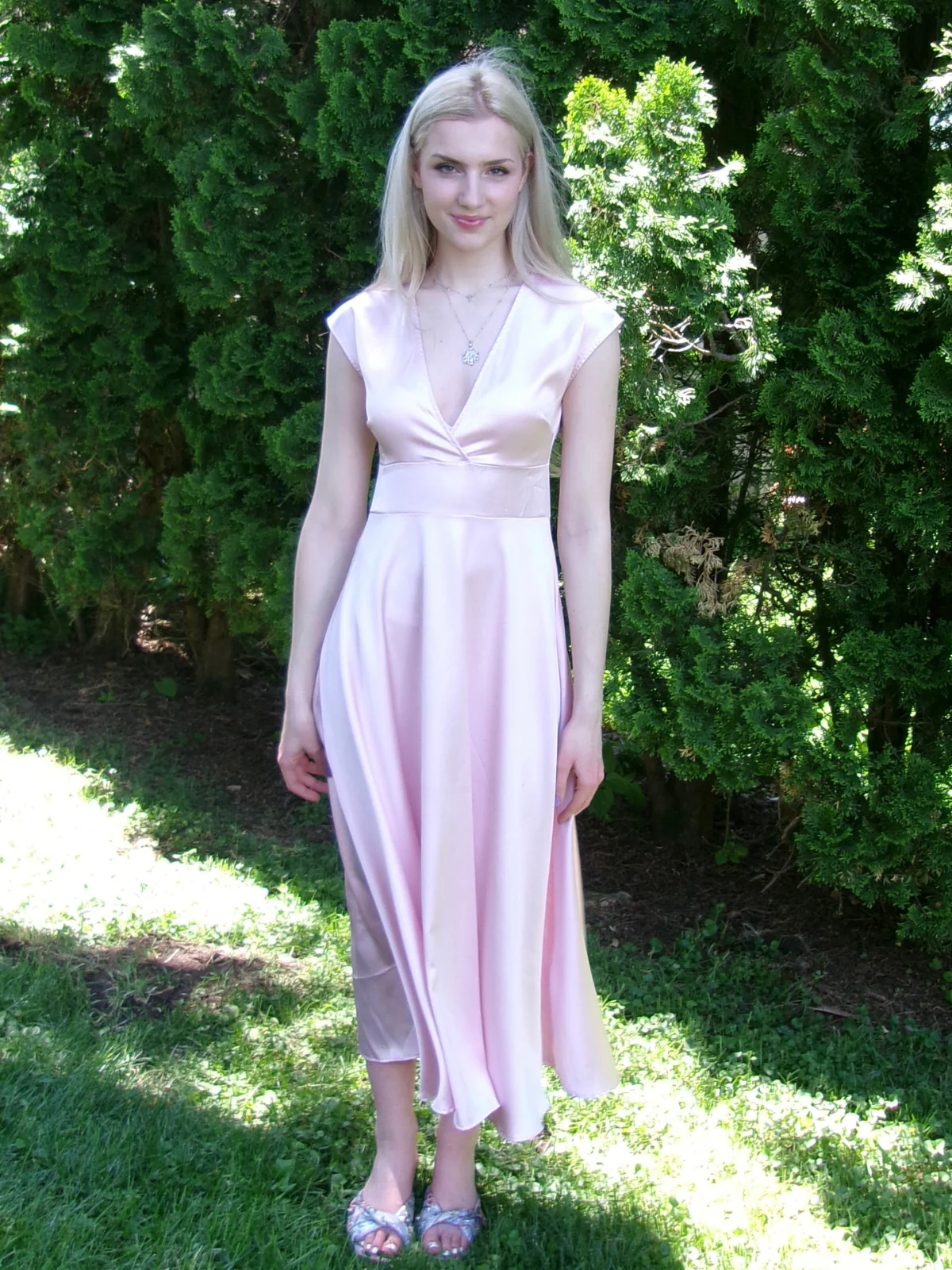Robe en satin col en V profond rose des années 1950 - Image 2