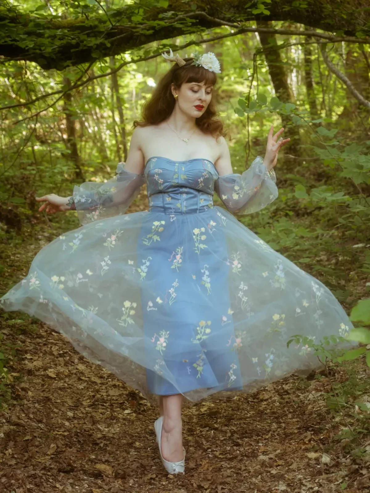 Robe à manches longues en maille brodée de fleurs bleues 1930s - Image 14