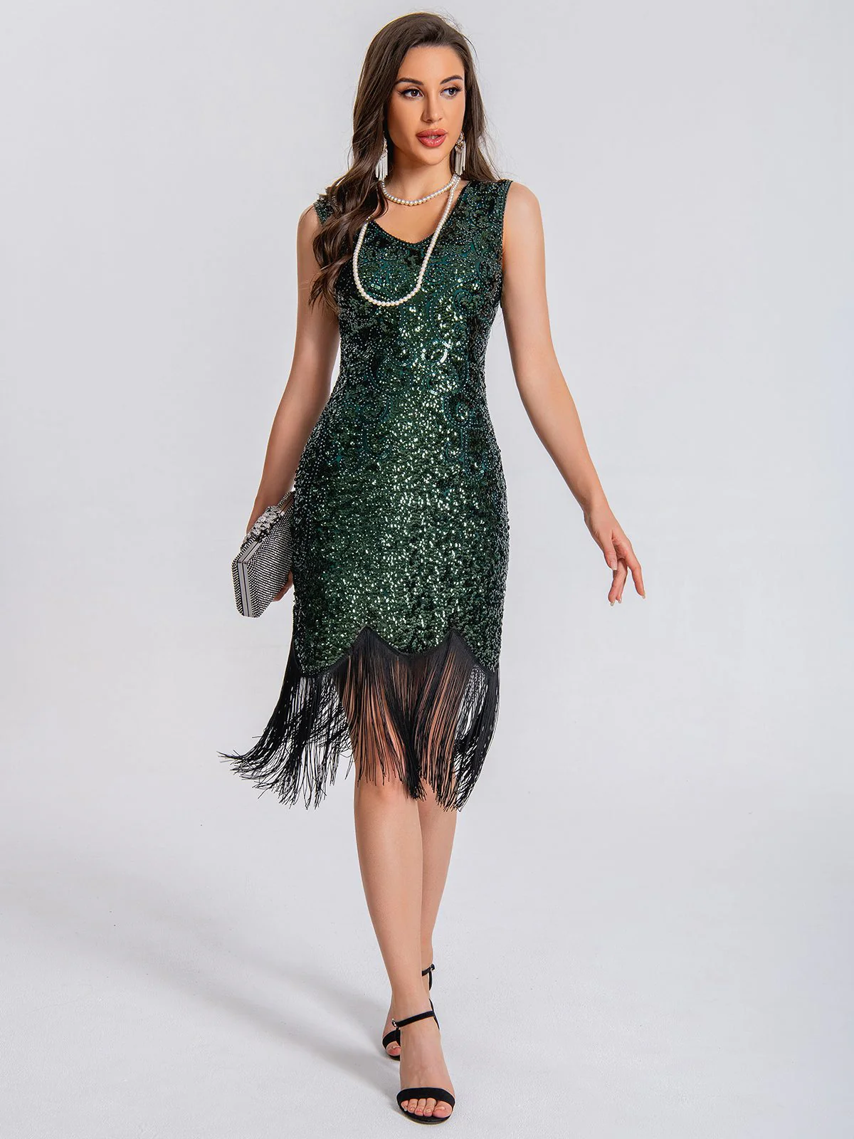 Robe à paillettes et à pampilles à motif symétrique et col en V des années 1920