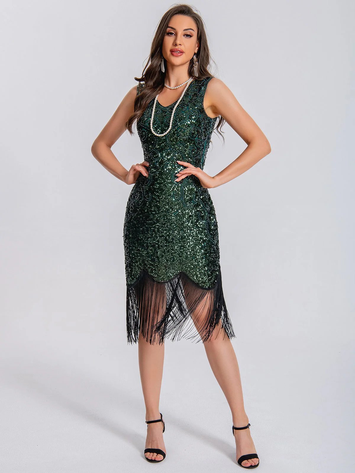 Robe à paillettes et à pampilles à motif symétrique et col en V des années 1920 - Image 3