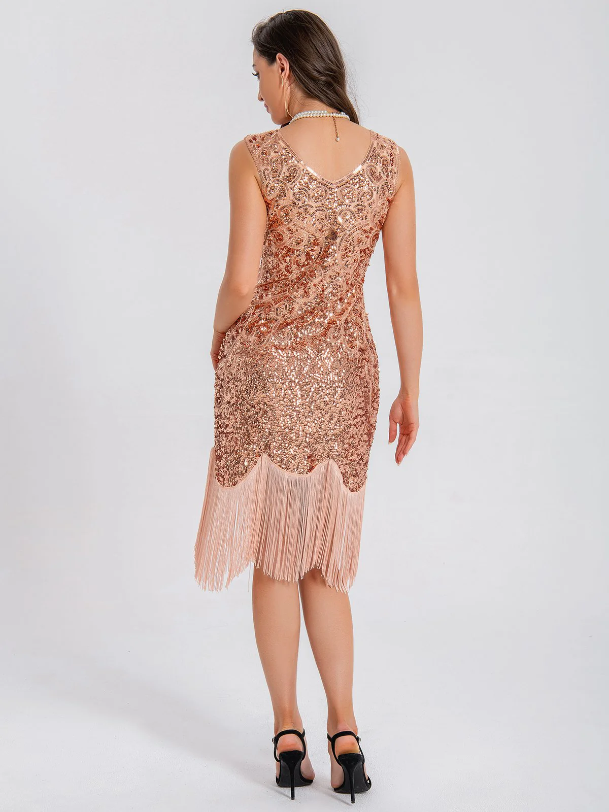 Robe à paillettes et à pampilles à motif symétrique et col en V des années 1920 - Image 8