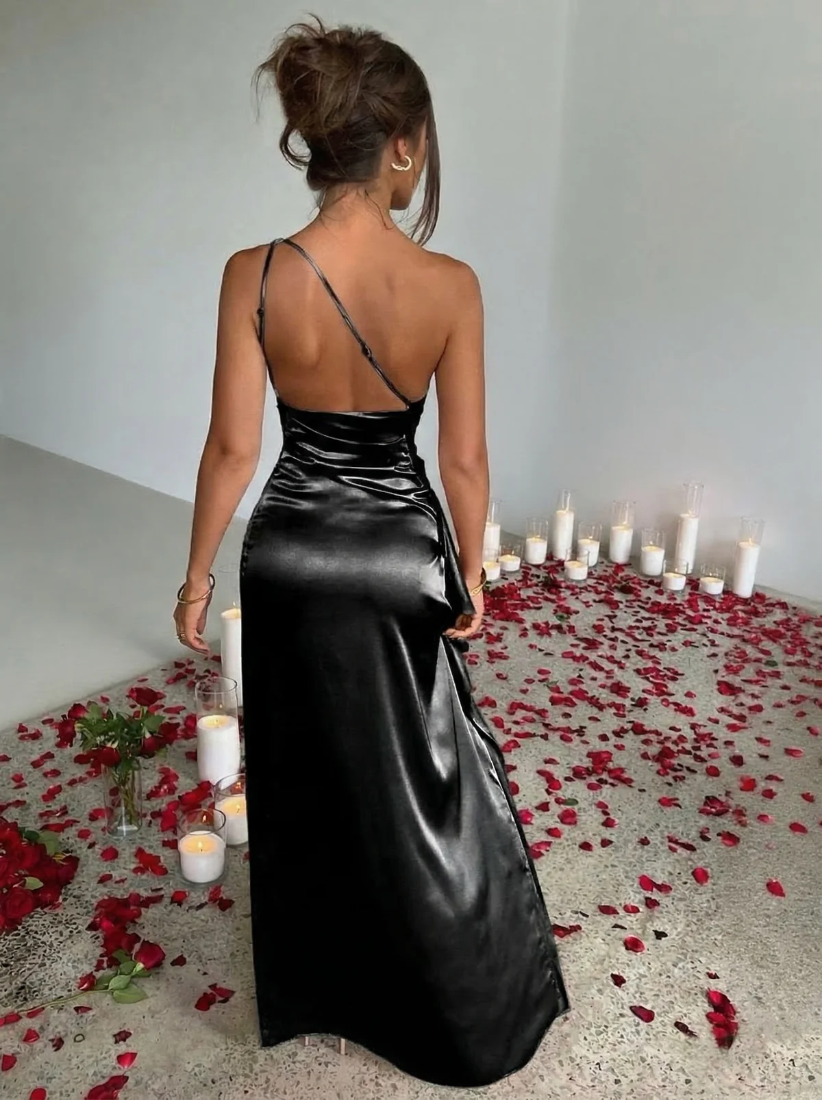 Robe asymétrique en satin fendue et froncée années 1960 - Image 12