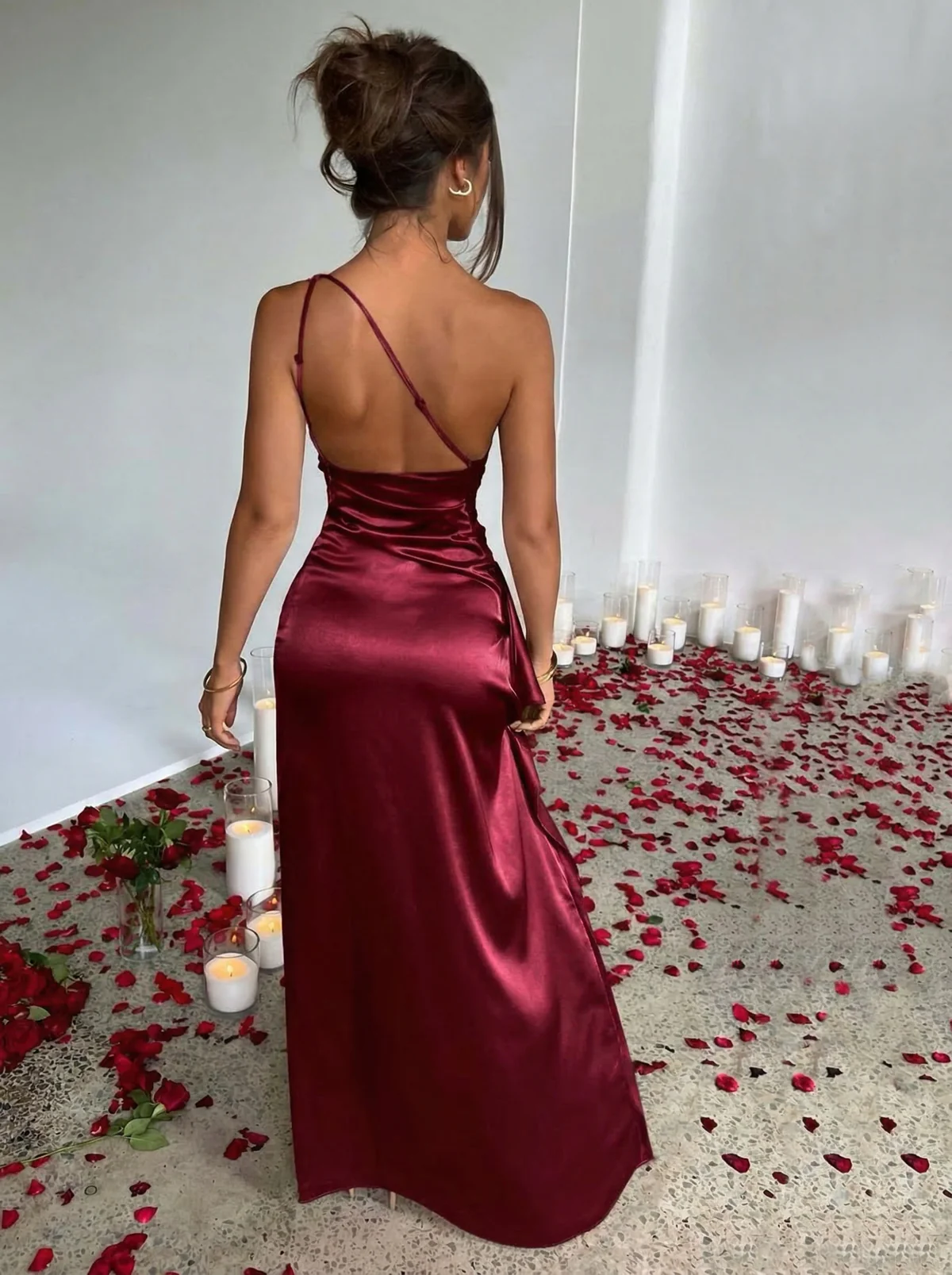 Robe asymétrique en satin fendue et froncée années 1960 - Image 14