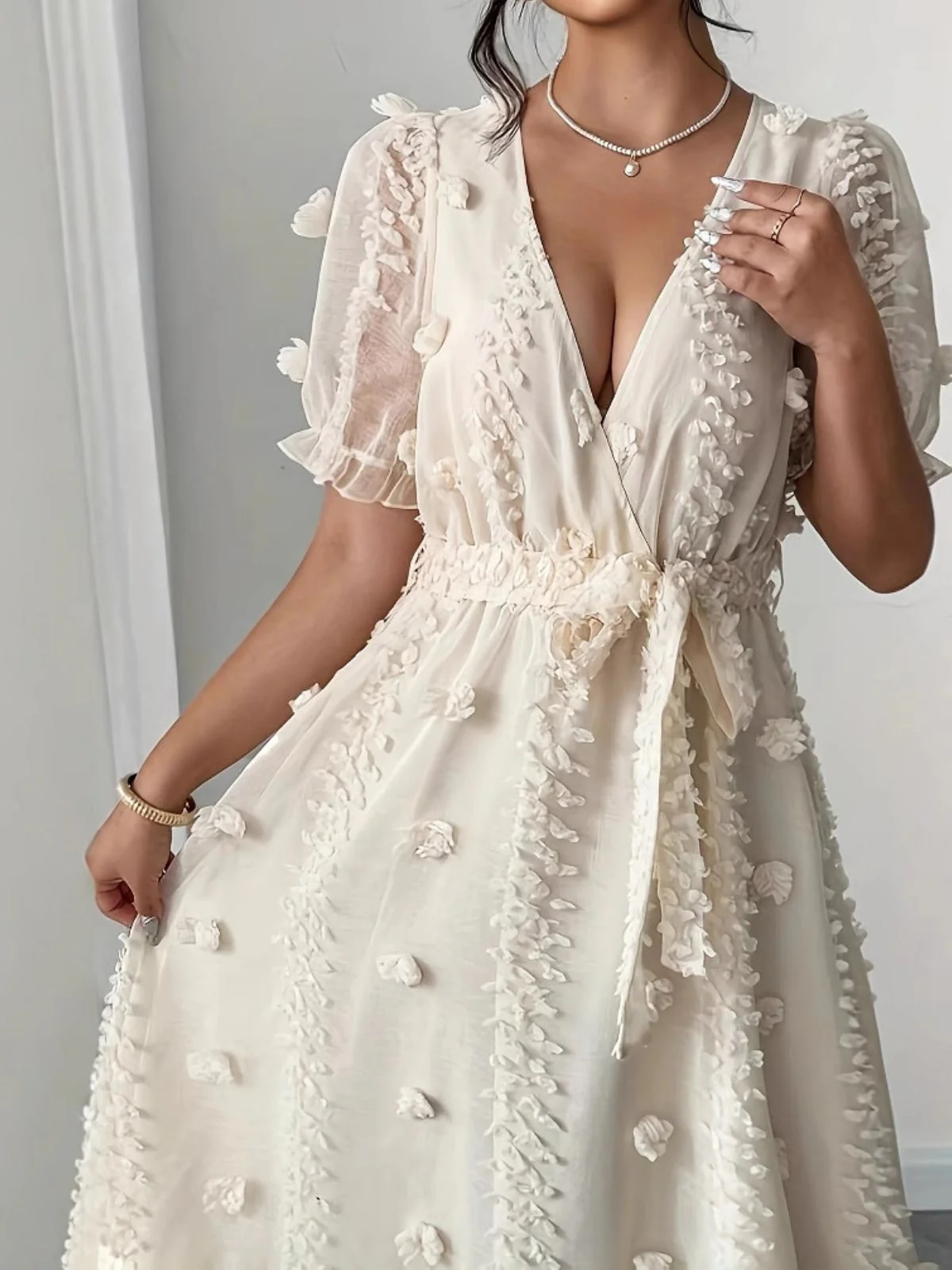 Robe beige pois et motifs floraux relief décolleté cache-cœur et ceinture années 70 - Image 5