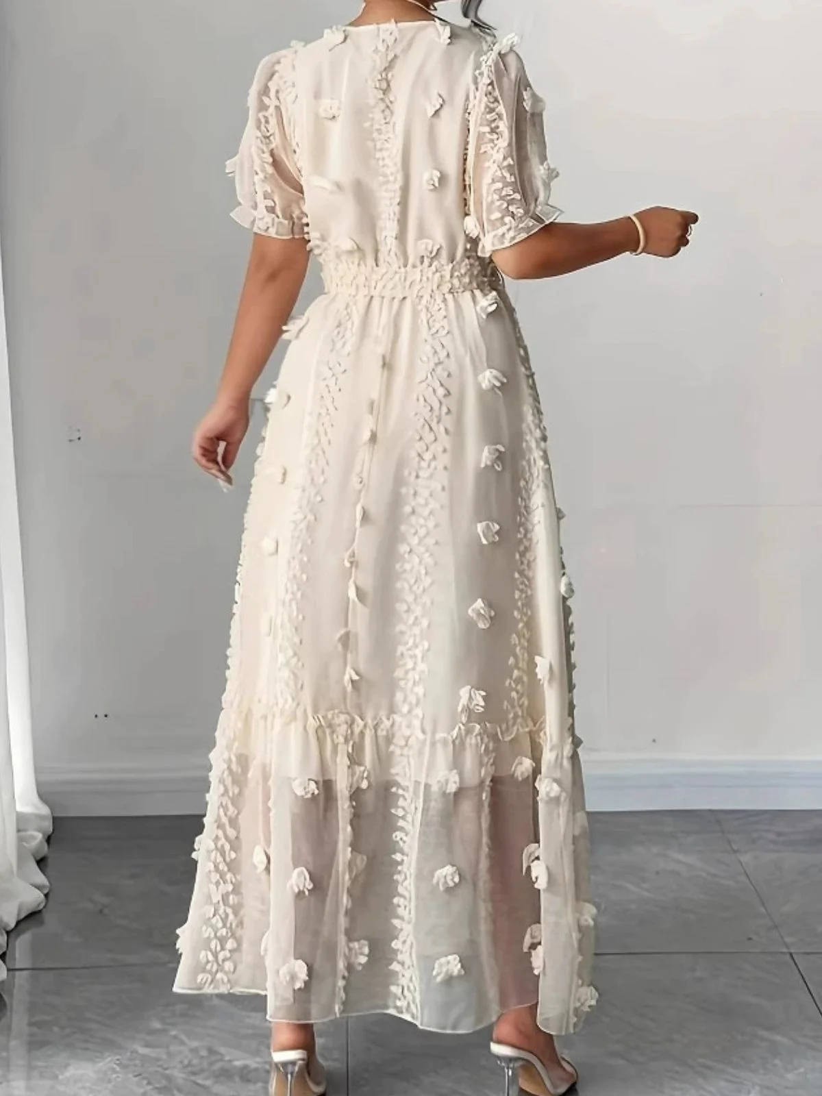 Robe beige pois et motifs floraux relief décolleté cache-cœur et ceinture années 70 - Image 6