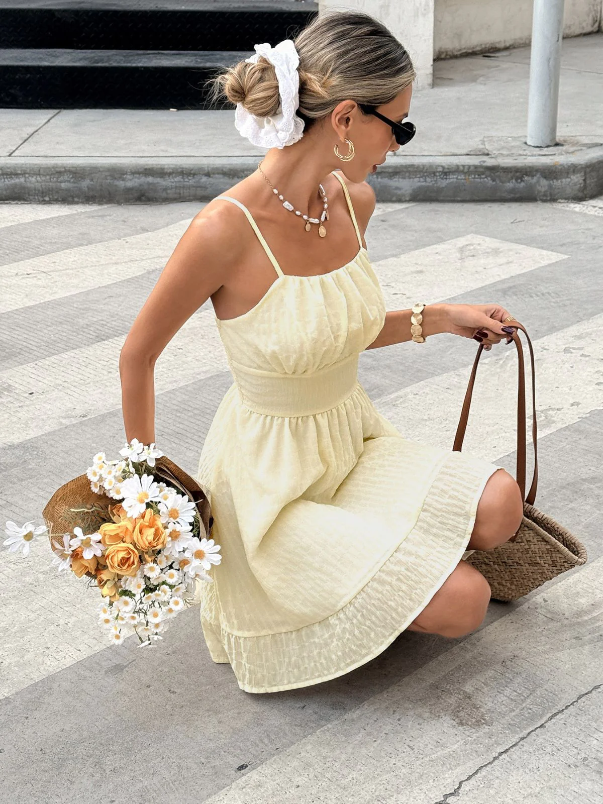 Robe beige texturée froncée et à fines bretelles années 60 - Image 4