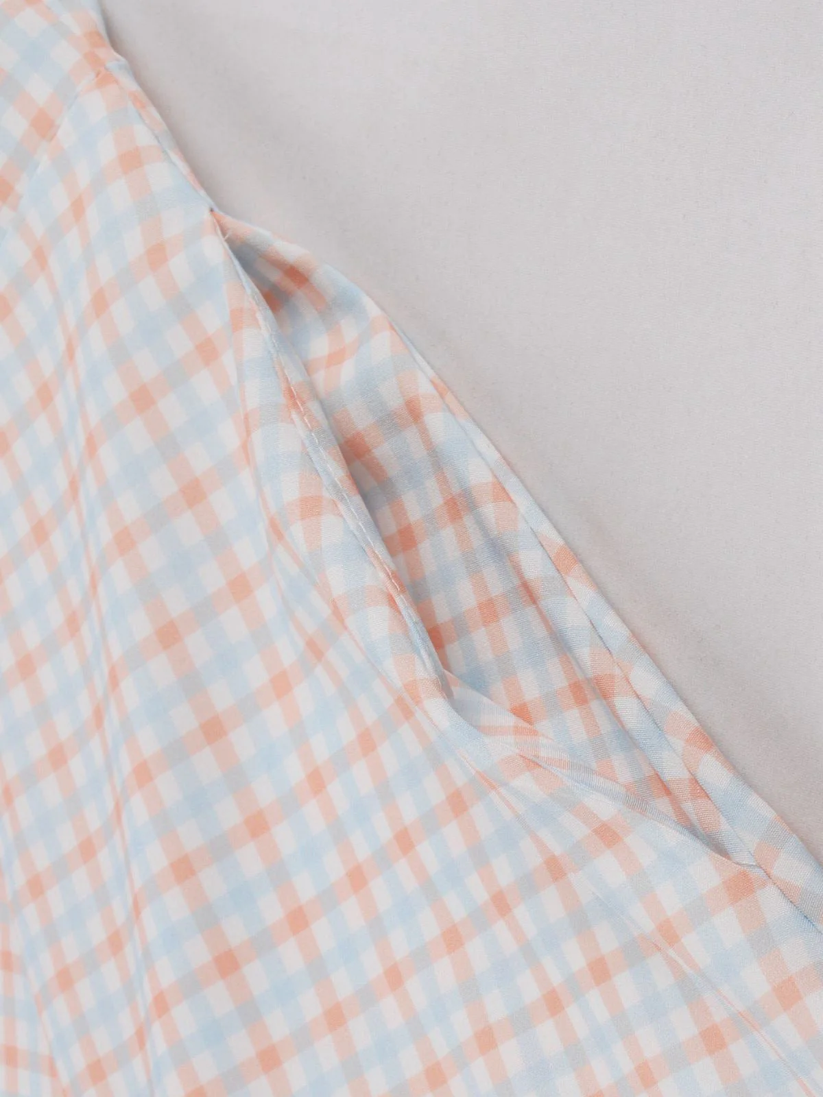 Robe blanche à bretelles spaghetti et carreaux vichy des années 1950 - Image 4