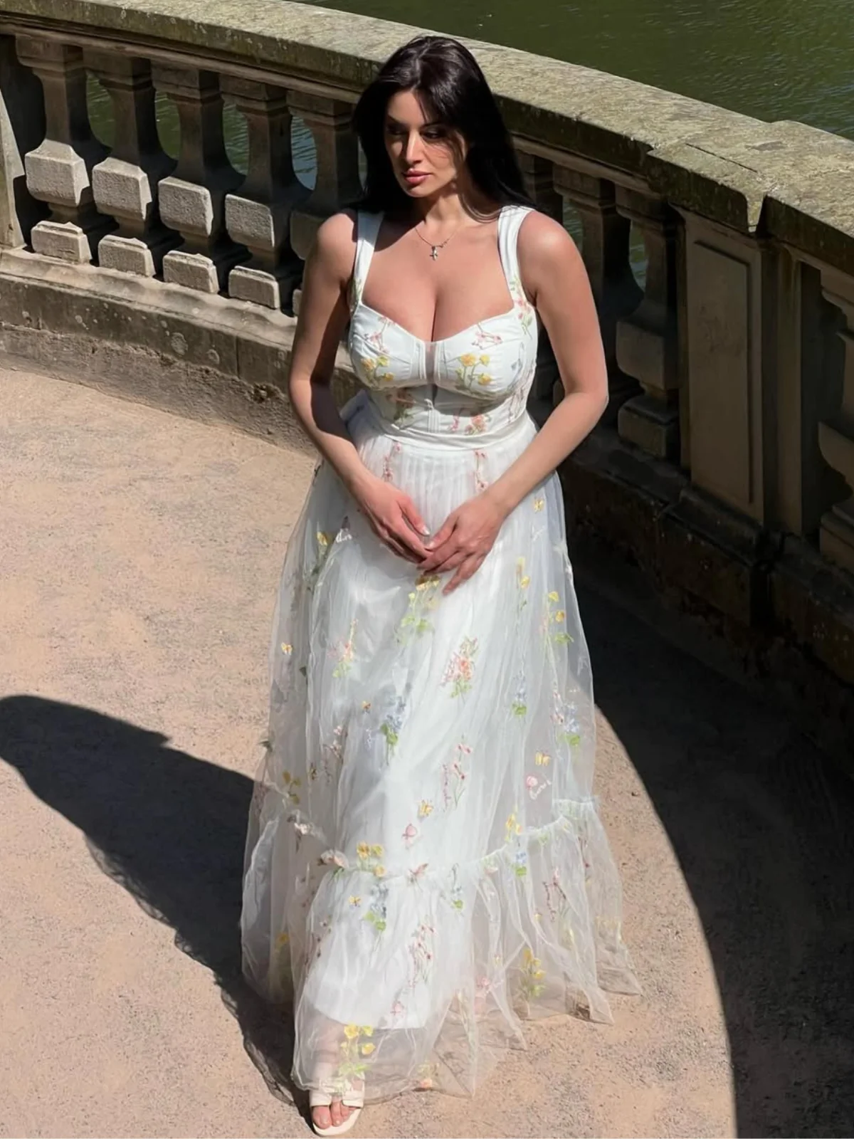 Robe blanche en maille florale à lacets et baleines des années 1930 - Image 2