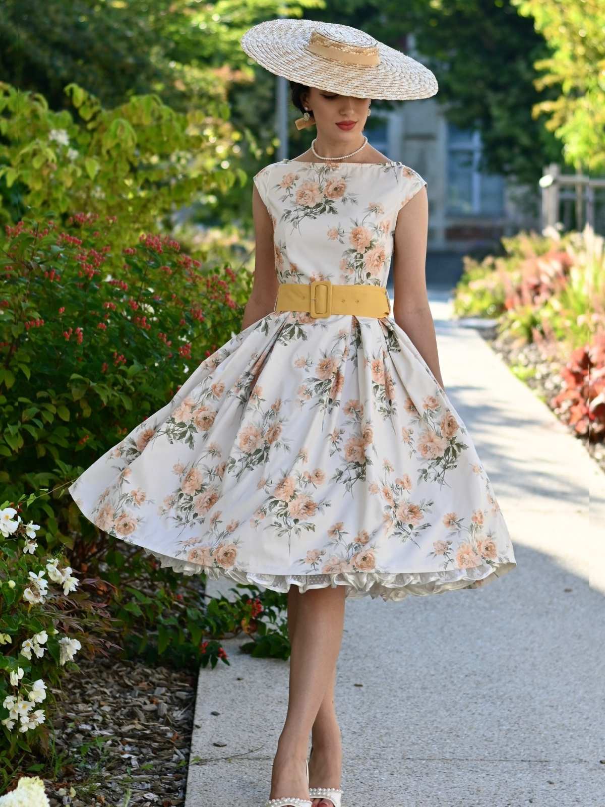Robe jaune à fleurs antique col bateau ceinturée années 1950 - Image 2