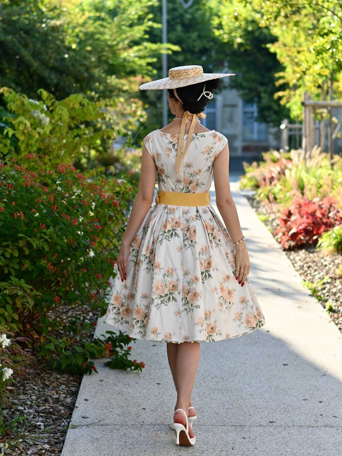 Robe Blanche Imprimé Roses Ceinturée années 1950 - Image 11