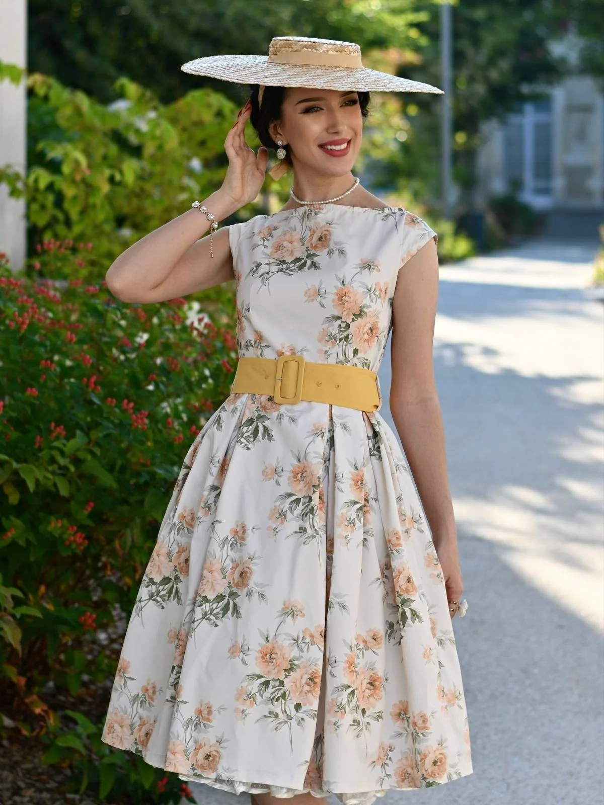 Robe jaune à fleurs antique col bateau ceinturée années 1950 - Image 3
