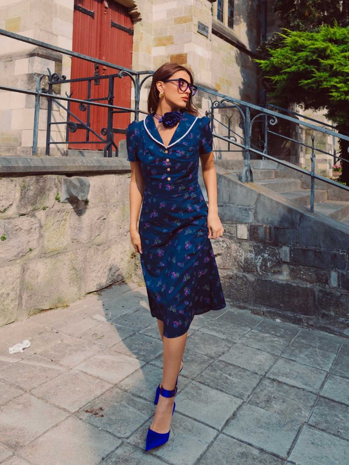 Robe bleu à manches bouffantes et revers fleuris des années 1940 - Image 2